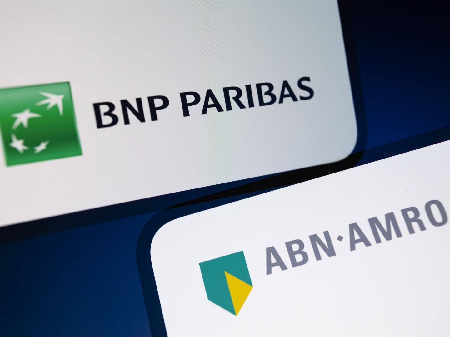 Logos von BNP Paribas und ABN Amro auf Smartphones. | Foto: picture alliance / ZUMAPRESS.com | Andre M. Chang