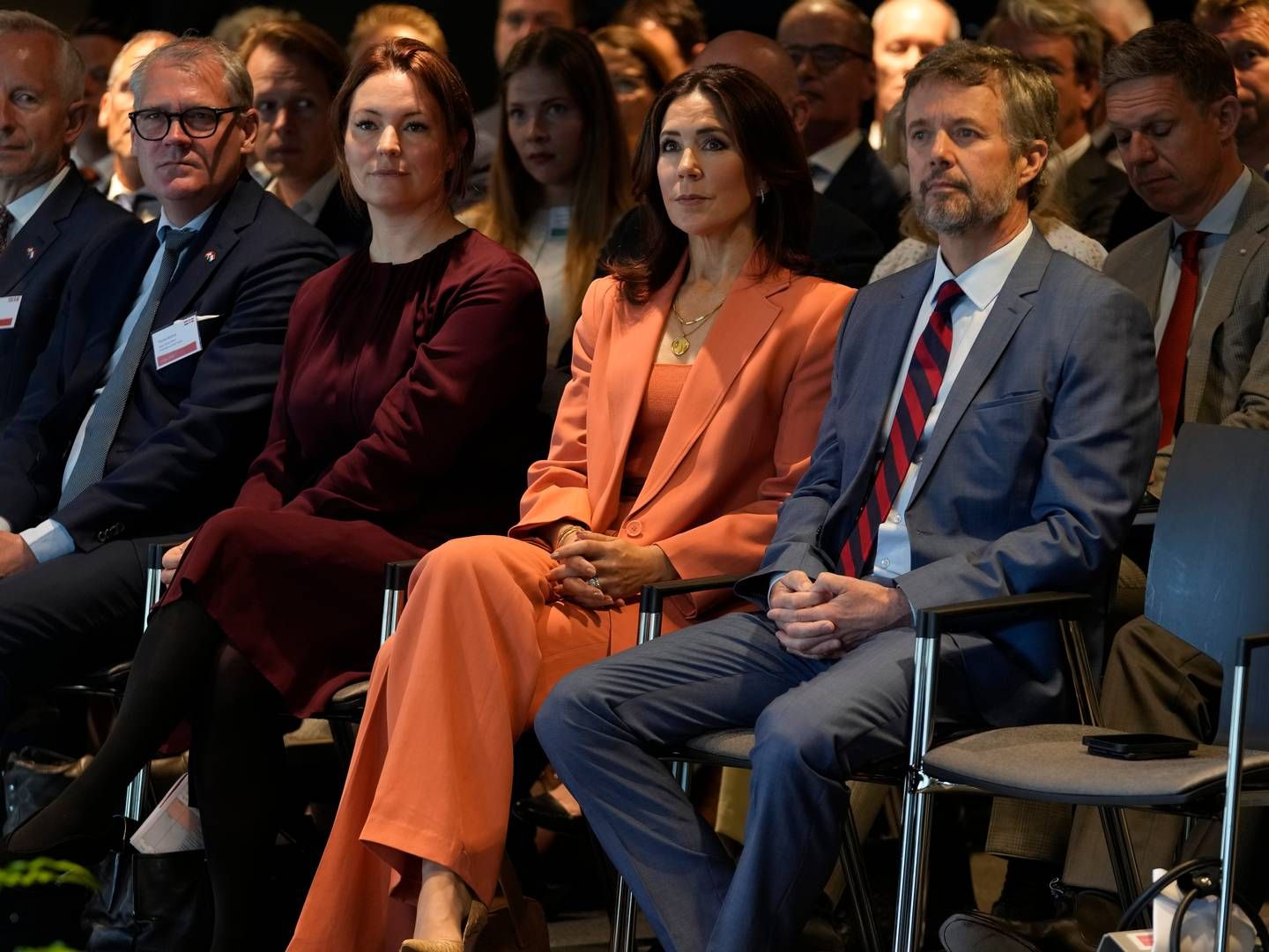 Kronsprinsparret i Haag til årets største erhvervsfremstød, hvor de deltager sammen med blandt andre sundhedsminister Magnus Heunicke (S). | Foto: Peter Dejong/AP/Ritzau Scanpix