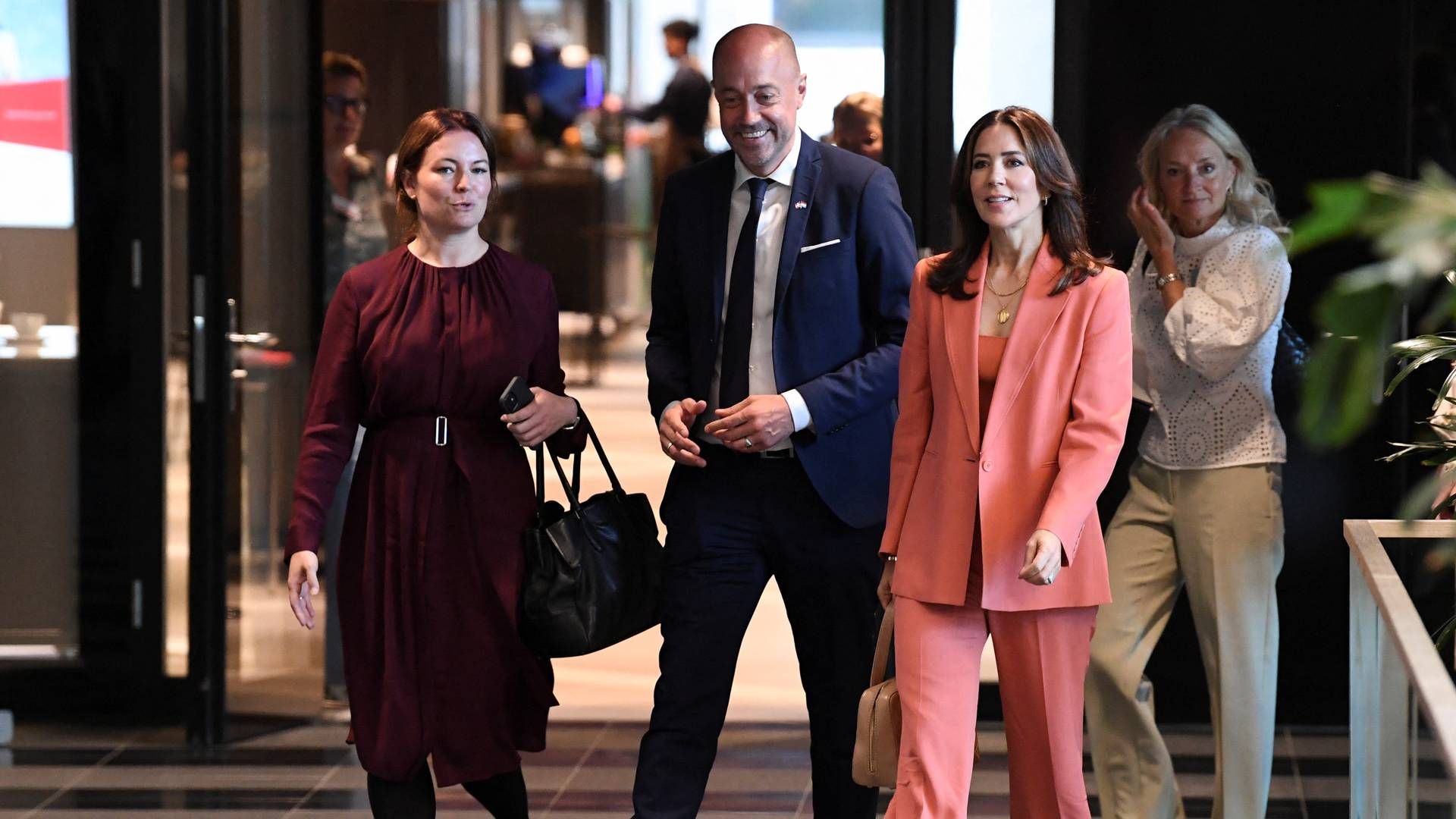 H.K.H. Kronprinsesse Mary sammen med sundhedsminister Magnus Heunicke (S) på turen til Nederlandene. | Foto: Piroschka Van De Wouw/Reuters/Ritzau Scanpix