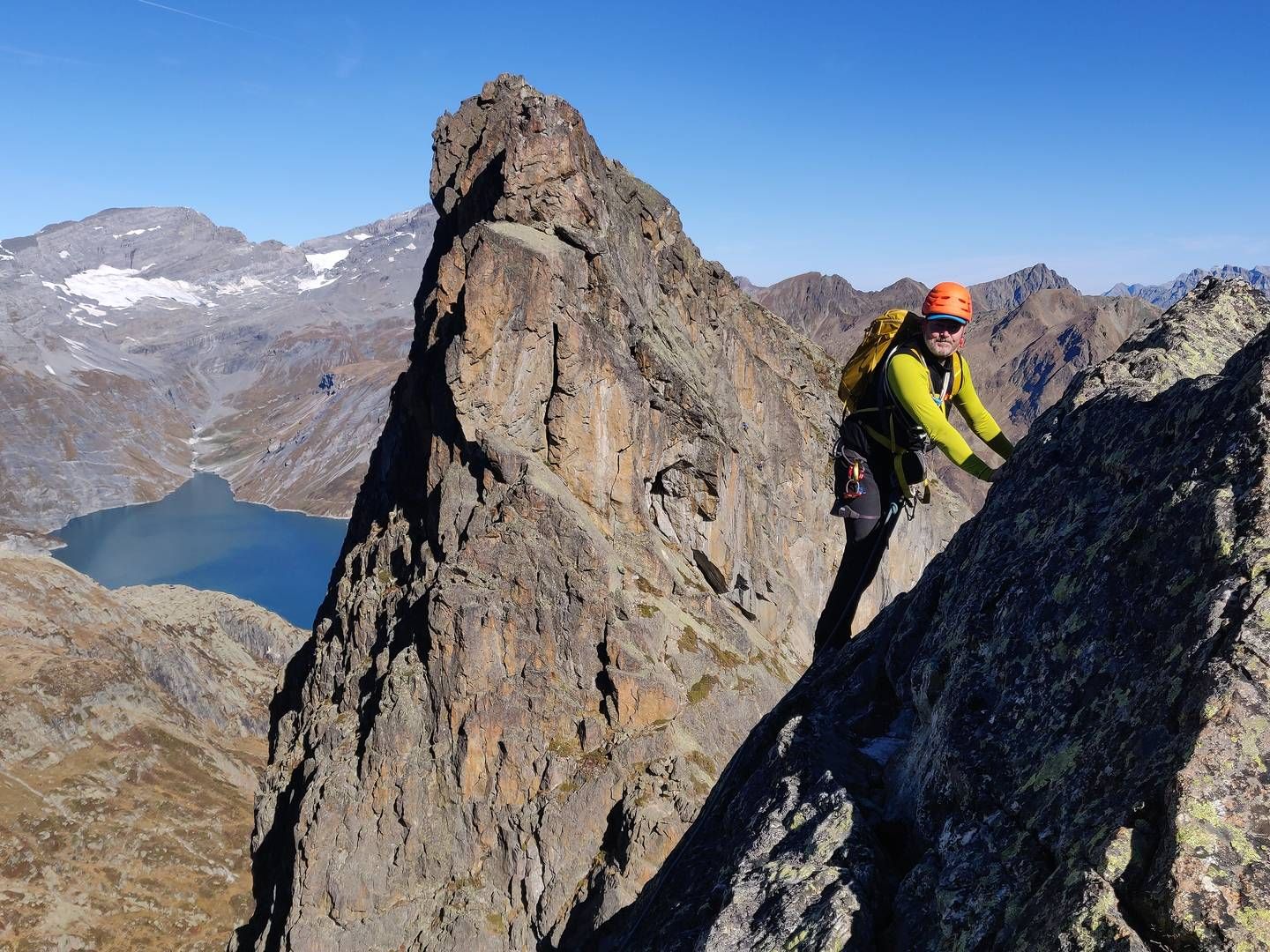 Jens Høgsted, der tidligere var topchef i Sportmaster, gør en dyd ud af at skabe balance mellem sin karriere og livet med familien, vennerne og sig selv. Her er han på en at sine mange bjergbestigningsture. | Foto: PRIVATFOTO