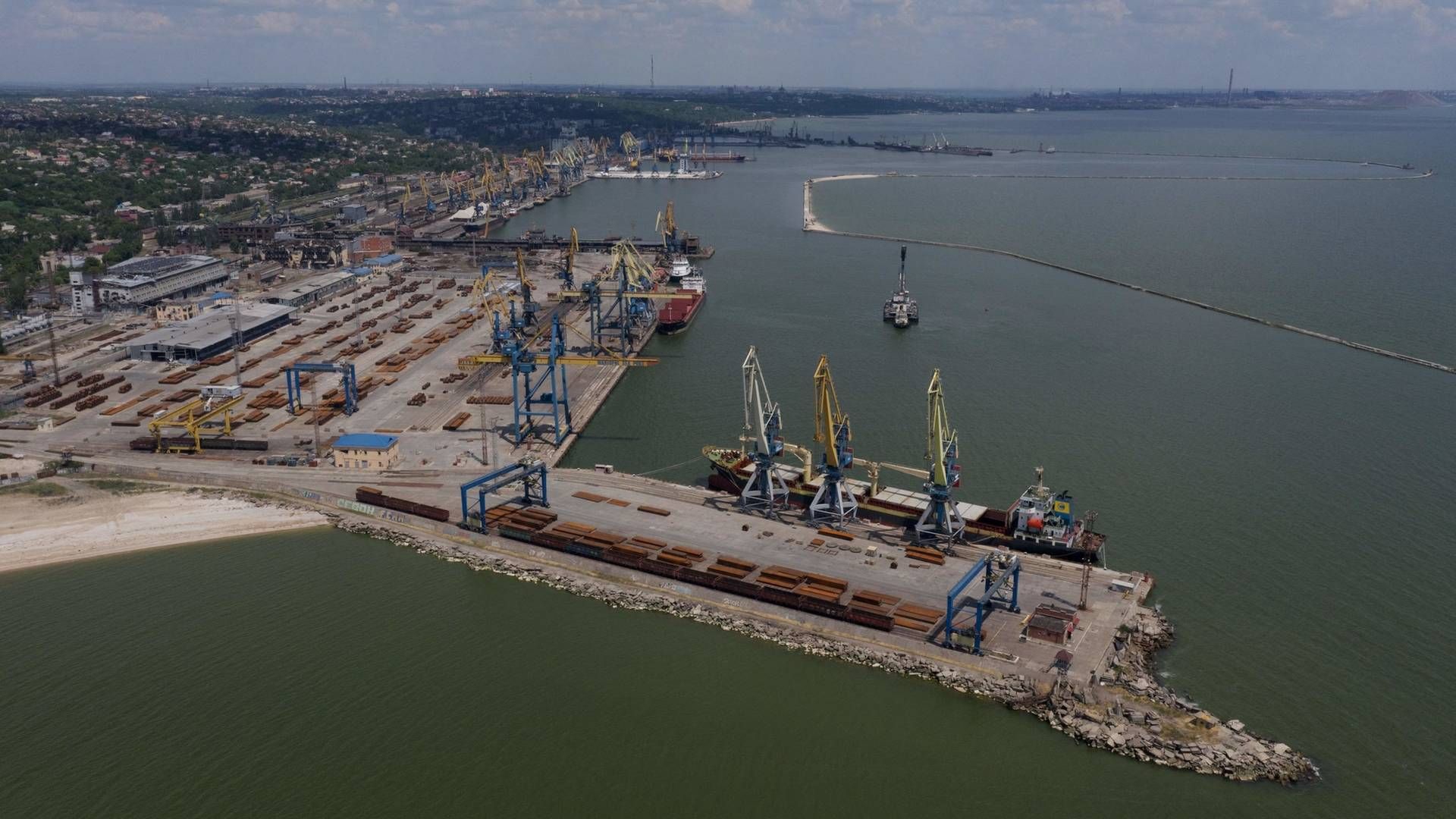 Havneanlæg ved den ukrainske by Mariupol den 12. juni i år. | Foto: Yuri Kadobnov/AFP / AFP