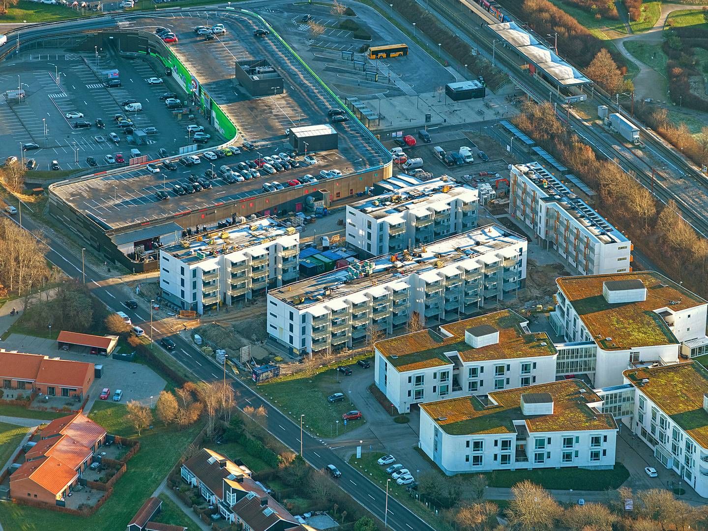 De fire bygninger bagerst i billedet er det omtalte Strandhaven-projekt i Karlslunde. Køber var særligt begejstret for de mange, store altaner, lyder det fra mægler. | Foto: PR / Cushman Wakefield Red