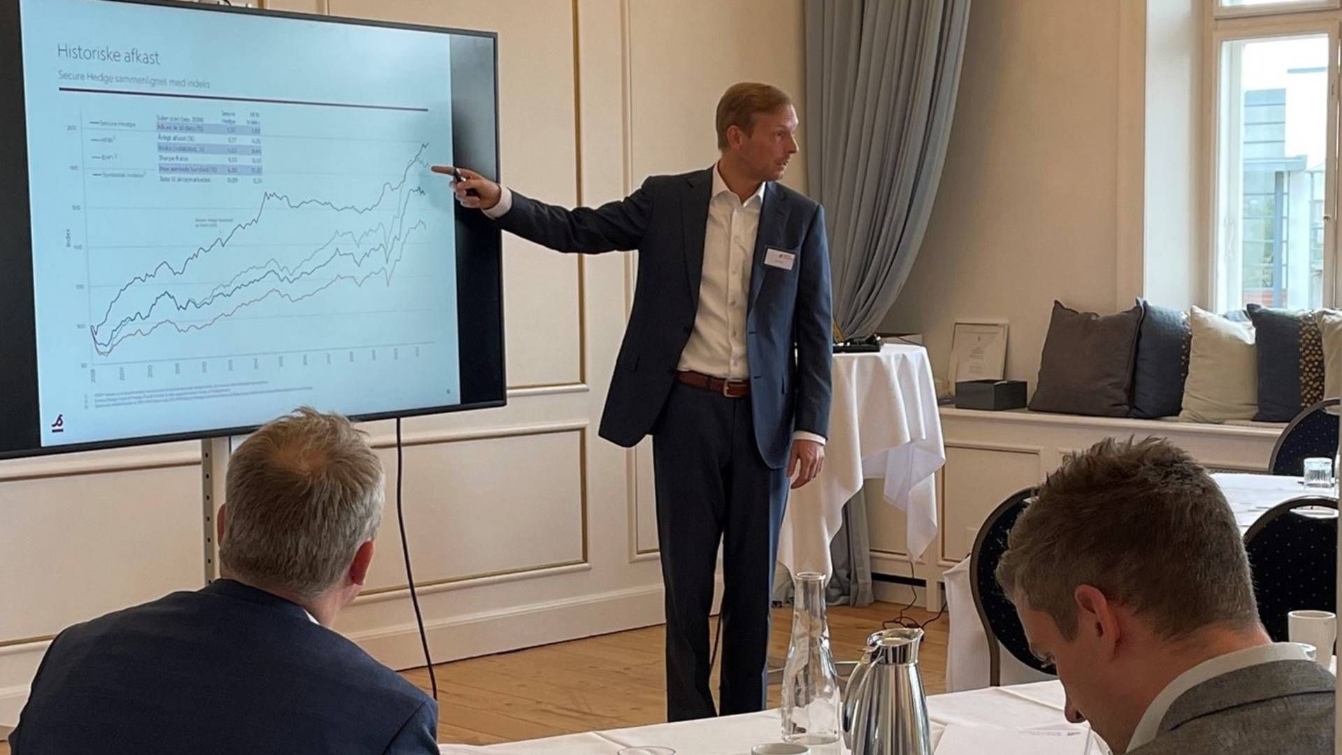 Secure Spectrum's Head of Hedge Funds Jeppe Blirup speaking at the Danish wealth manager's investment seminar about the asset class. | Photo: PR