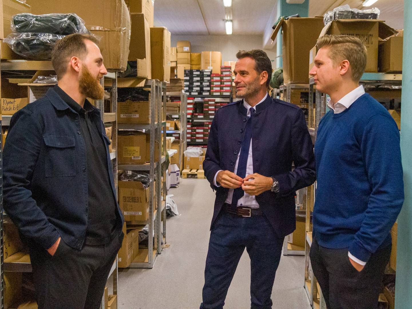 Stifterne af Backpackerlife Lars Kjær (tv.) og Jesper Hougård (th.) ses her sammen med Jesper Buch (i midten), som i forbindelse med DR-programmet 'Løvens Hule' købte 10 pct. af virksomheden for 500.000 kr. | Foto: Backpackerlife/PR