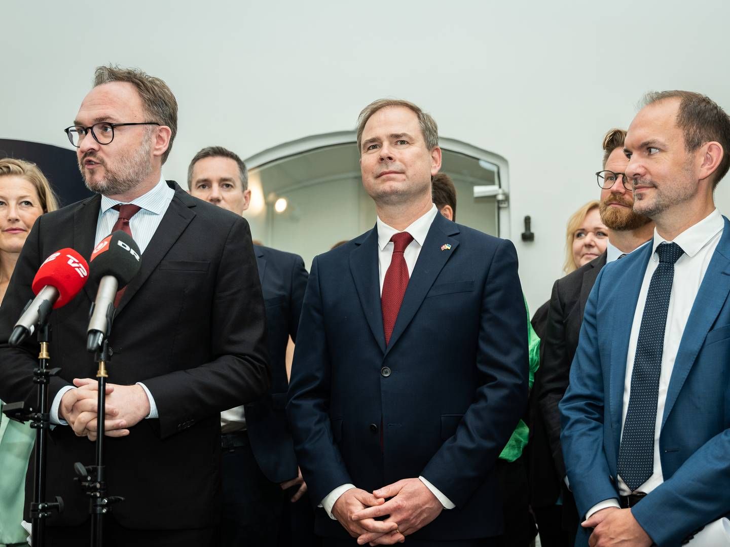 Finansminister Nicolai Wammen (S) klima-, energi- og forsyningsminister Dan Jørgensen (S), skatteminister Jeppe Bruus (S) samt repræsentanter fra aftalepartierne præsenterede fredag en grøn skattereform i Finansministeriet. | Foto: Emil Helms