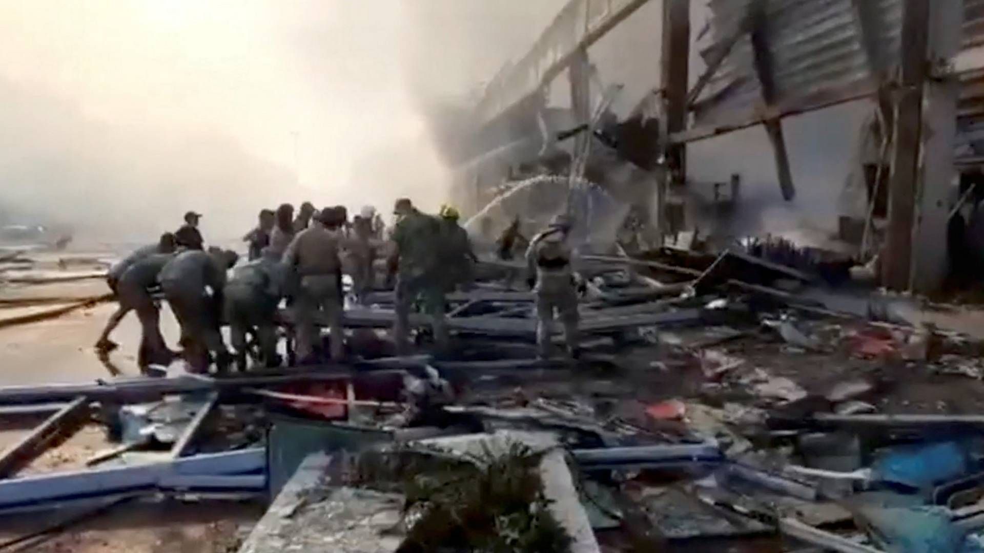 Et shoppingcenter i den ukrainske by Krementjuk er blevet ramt af et russisk missilangreb. | Foto: STATE EMERGENCY SERVICE OF UKRAI/VIA REUTERS / X80001