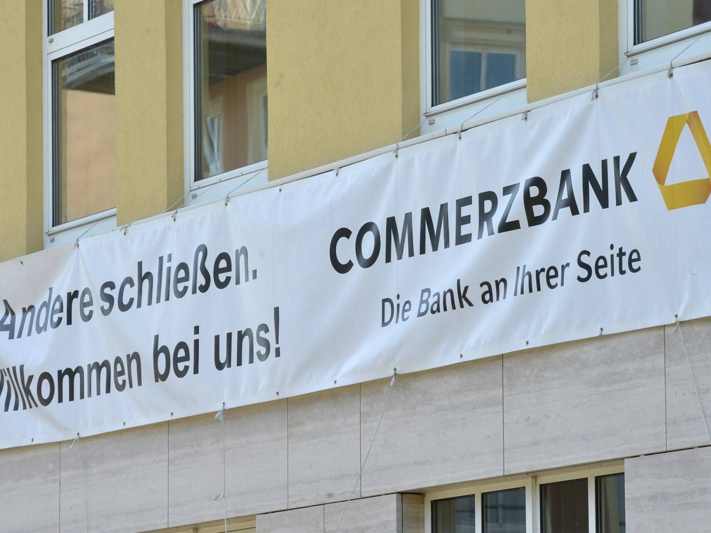Transparent an einer Commerzbank-Filiale in Rathenow. | Foto: picture alliance / ZB | Volkmar Heinz