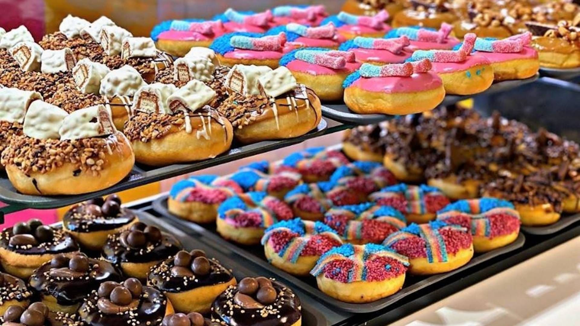 Bronuts er især kendt for sine farverige donuts med diverse slik og søde sager på toppen. | Foto: PR/Bronuts