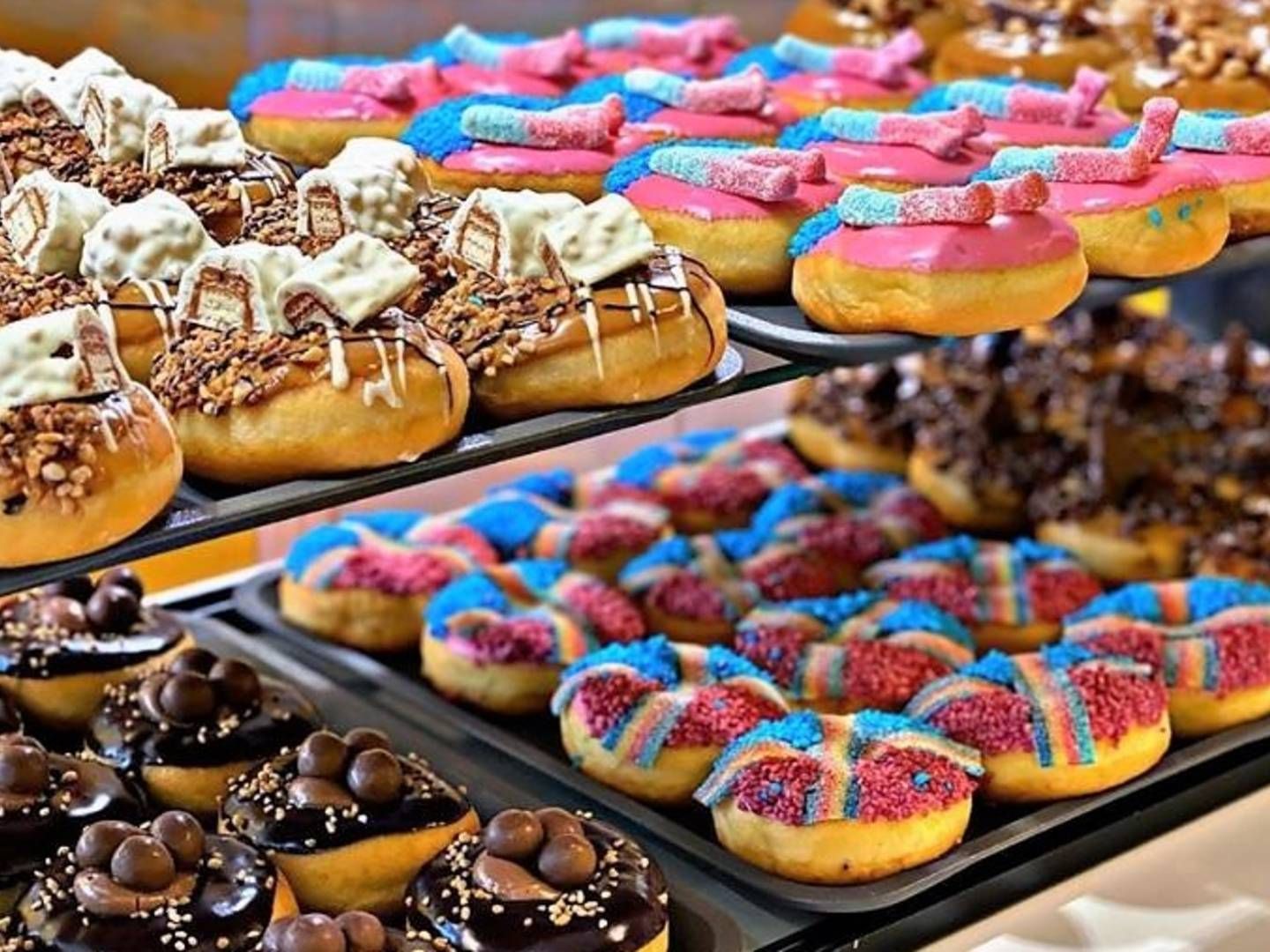 Bronuts er især kendt for sine farverige donuts med diverse slik og søde sager på toppen. | Foto: PR/Bronuts