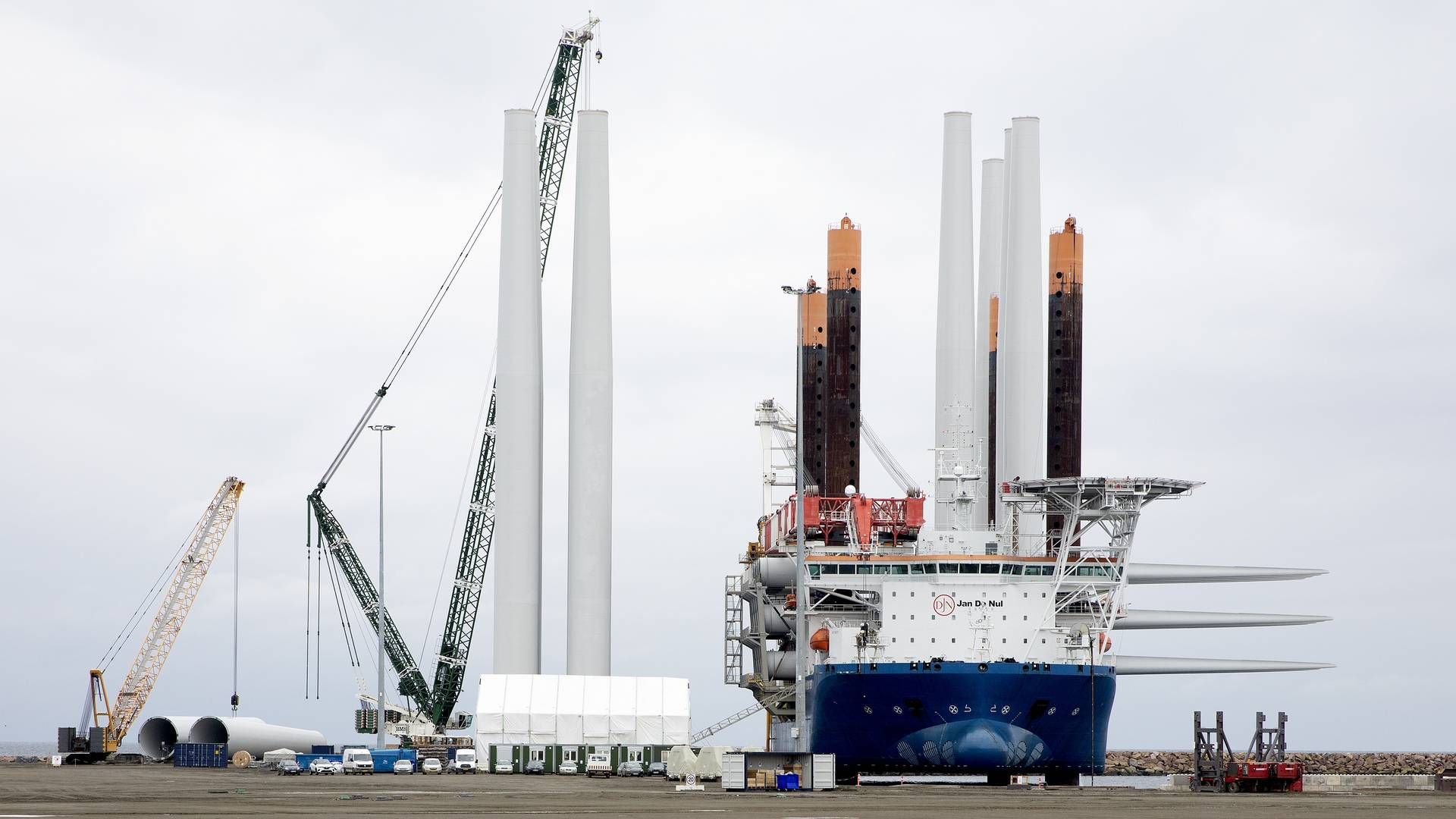 Vindmøller fra Siemens Gamesa læsses på fartøj fra Jan de Nul. Møllerne fragtes til havmølleparken Kriegers Flak. | Foto: Finn Frandsen