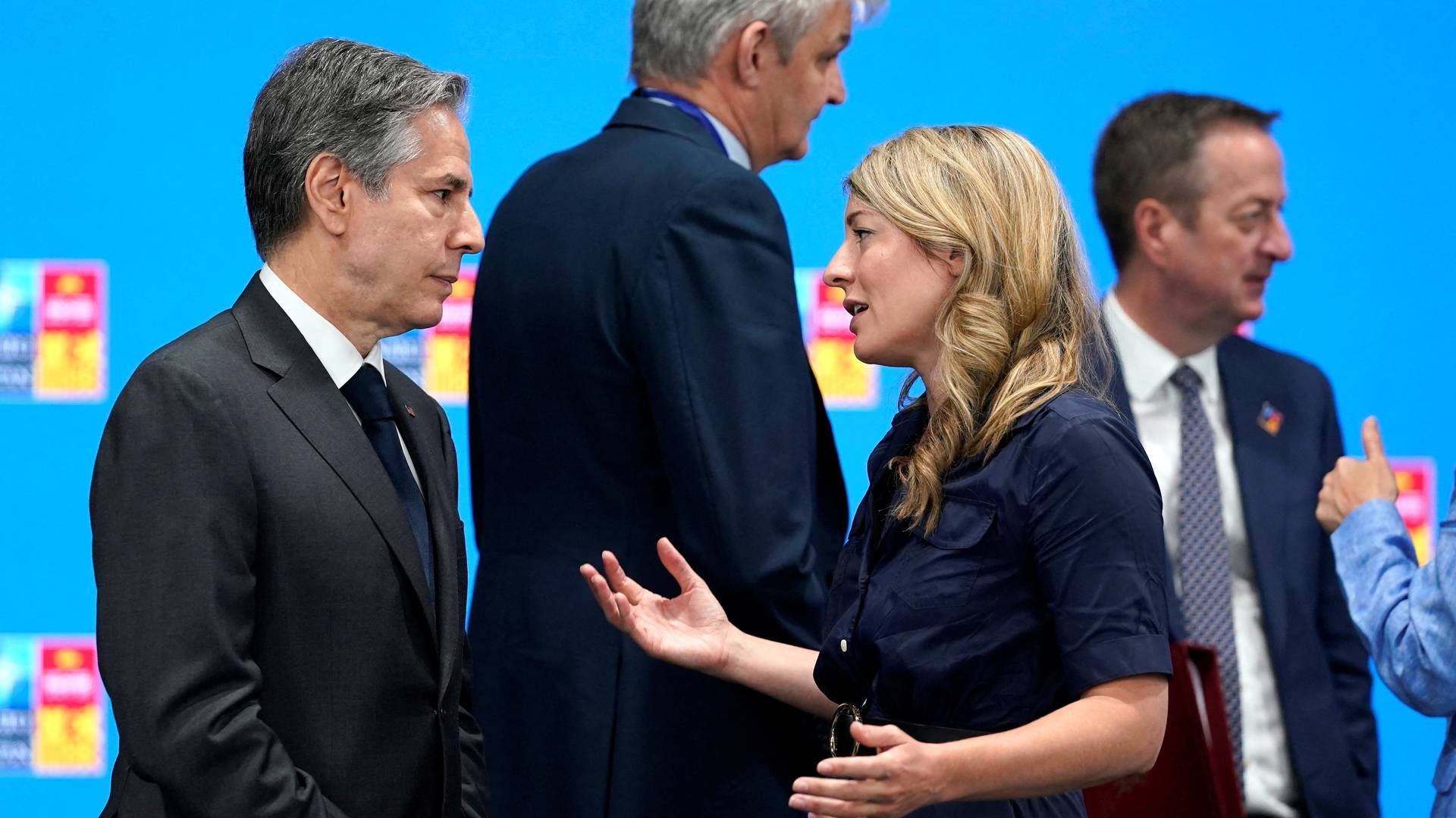 Canadas udenrigsminister Melanie Joly (th) i samtale med USA's ditto Antony Blinken (tv) | Foto: POOL/REUTERS / X80003