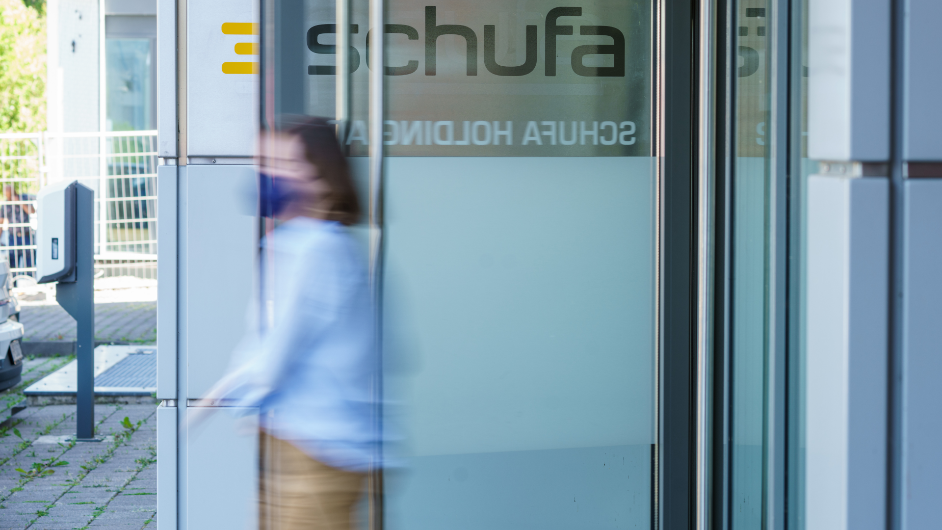 Das Schufa-Logo ist auf einer Wand der Firmenzentrale in Wiesbaden. | Foto: picture alliance/dpa | Andreas Arnold