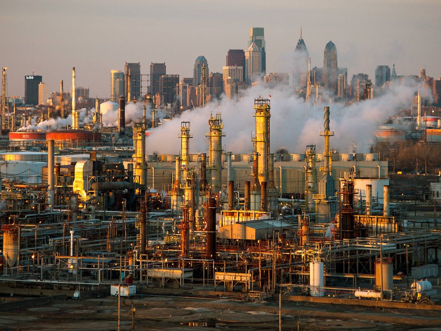 Philadelphia Energy Solutions' olieraffinaderi, det største i det nordøstlige USA, er ved at blive revet ned for at gøre plads for et nyt erhvervsområde. Det sker på trods af, at olieraffinaderierne tjener styrtende med penge. | Foto: David M. Parrott/Reuters/Ritzau Scanpix