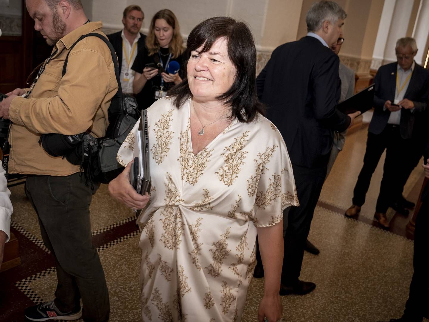 Karina Lorentzen Dehnhardt (SF) ankom til møde i Folketingets Granskningsudvalg, hvor Minkkommissionens beretning afleveres på Christiansborg, torsdag 30. juni. | Foto: Mads Claus Rasmussen