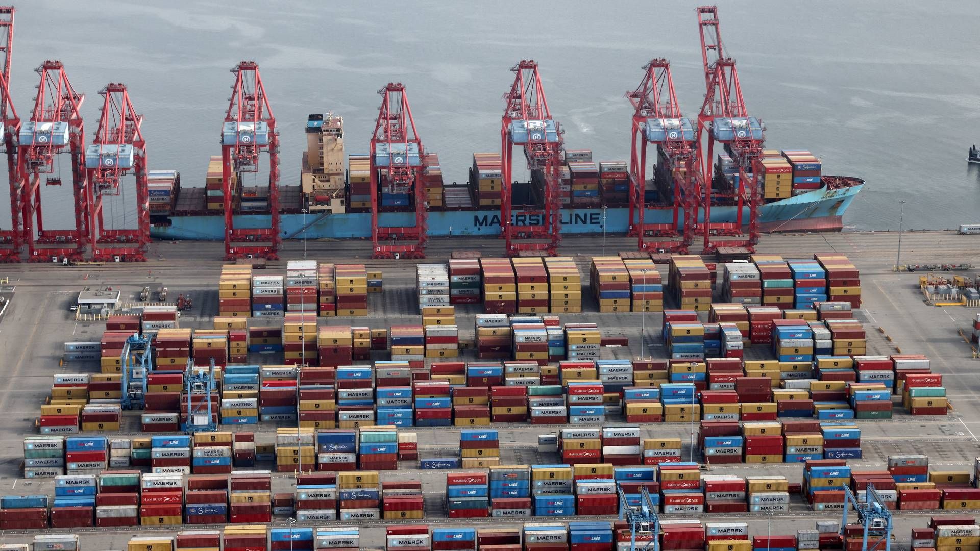 Cargo is still moving in 29 ports on the US west coast. | Photo: LUCY NICHOLSON/REUTERS / X90050
