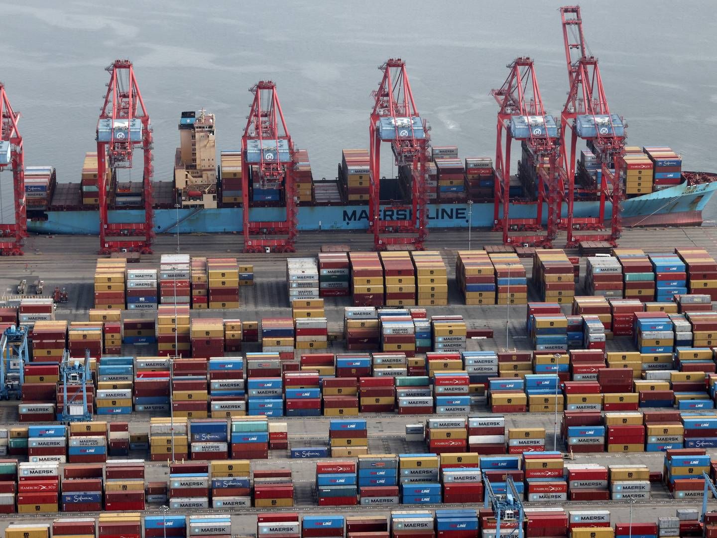 I containerhavnen Port of Long Beach i Los Angeles vil der stadig blive håndteret gods, selv om overenstkomsten for havnearbejderne udløb fredag. | Foto: LUCY NICHOLSON/REUTERS / X90050