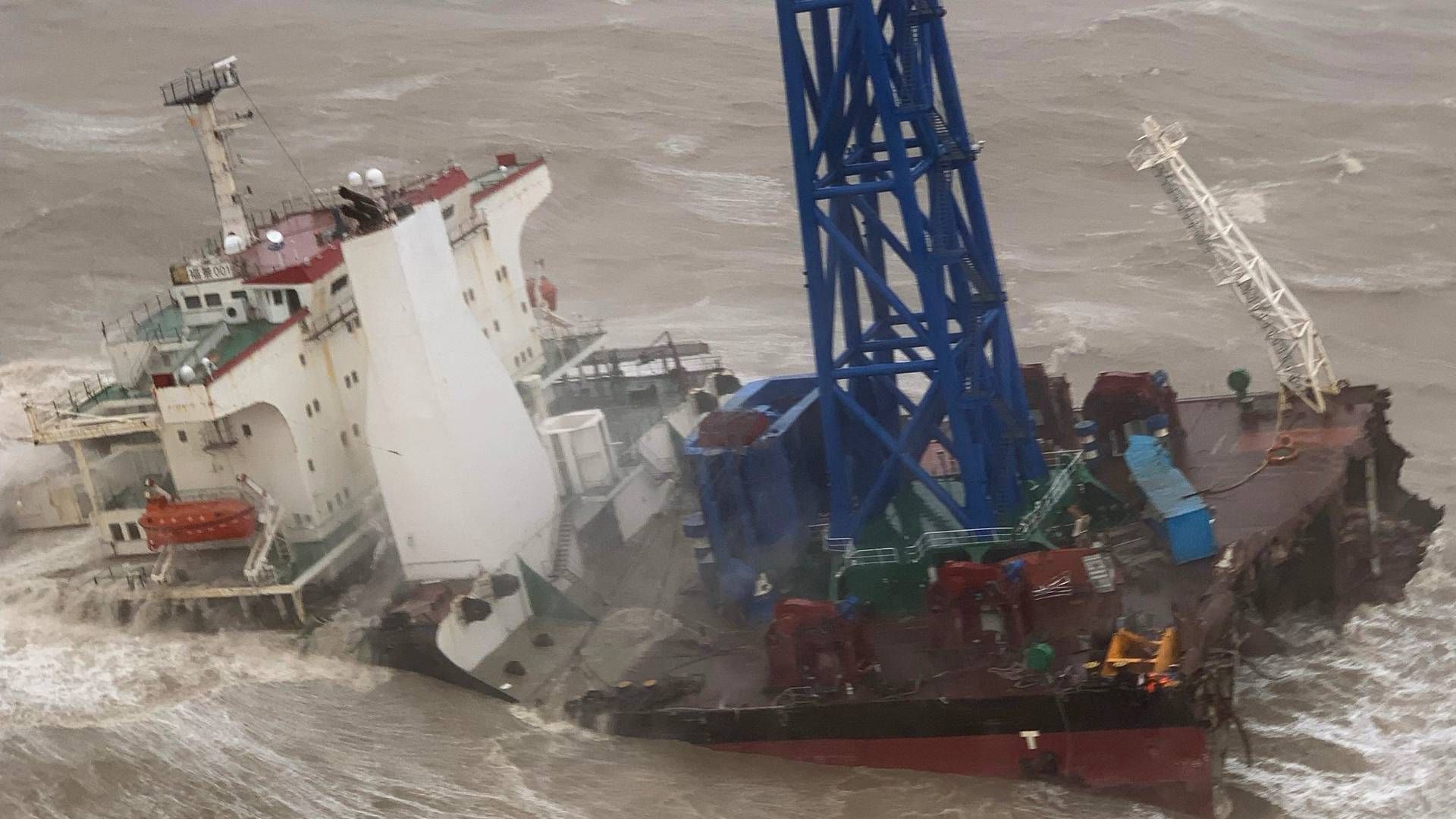 The vessel broke in two before it sank. | Photo: AFP / GOVERNMENT FLYING SERVICE/AFP / GOVERNMENT FLYING SERVICE