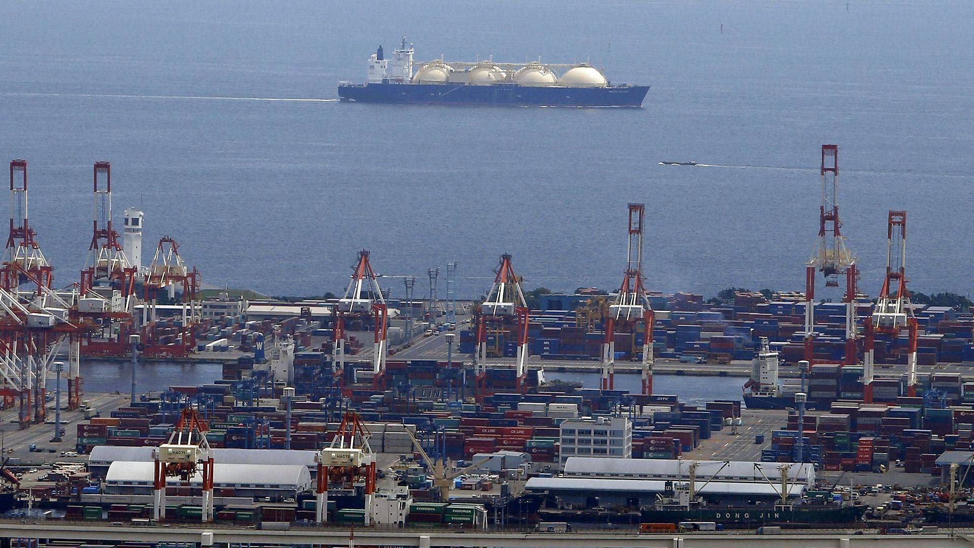 MOL-topchef ser ingen vej uden om at fortsætte importen af russisk gas. Her i havnen i den japanske by Yokohama. | Foto: Mitsui OSK Lines