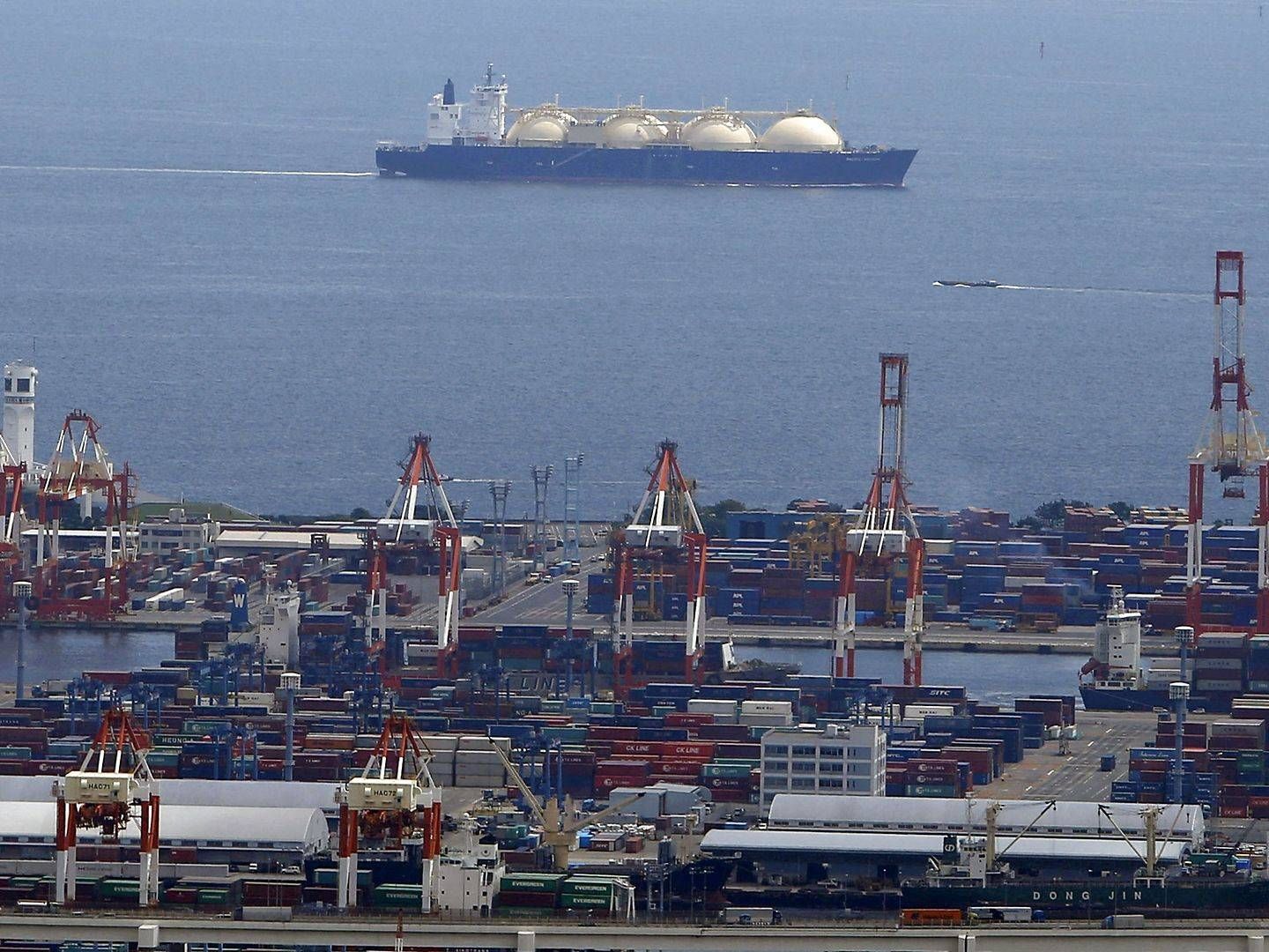 MOL-topchef ser ingen vej uden om at fortsætte importen af russisk gas. Her i havnen i den japanske by Yokohama. | Foto: Mitsui OSK Lines