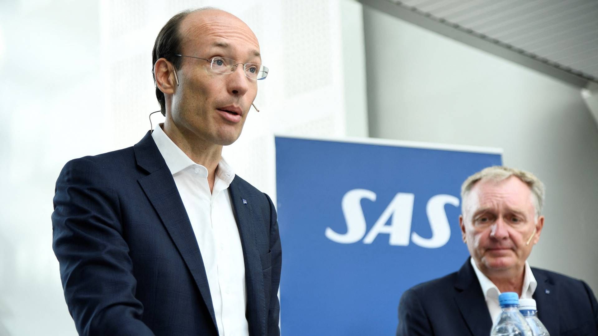 SAS-topchef Anko van der Werff (tv) og formand Carsten Dilling (th) | Foto: Tt News Agency/Reuters/Ritzau Scanpix