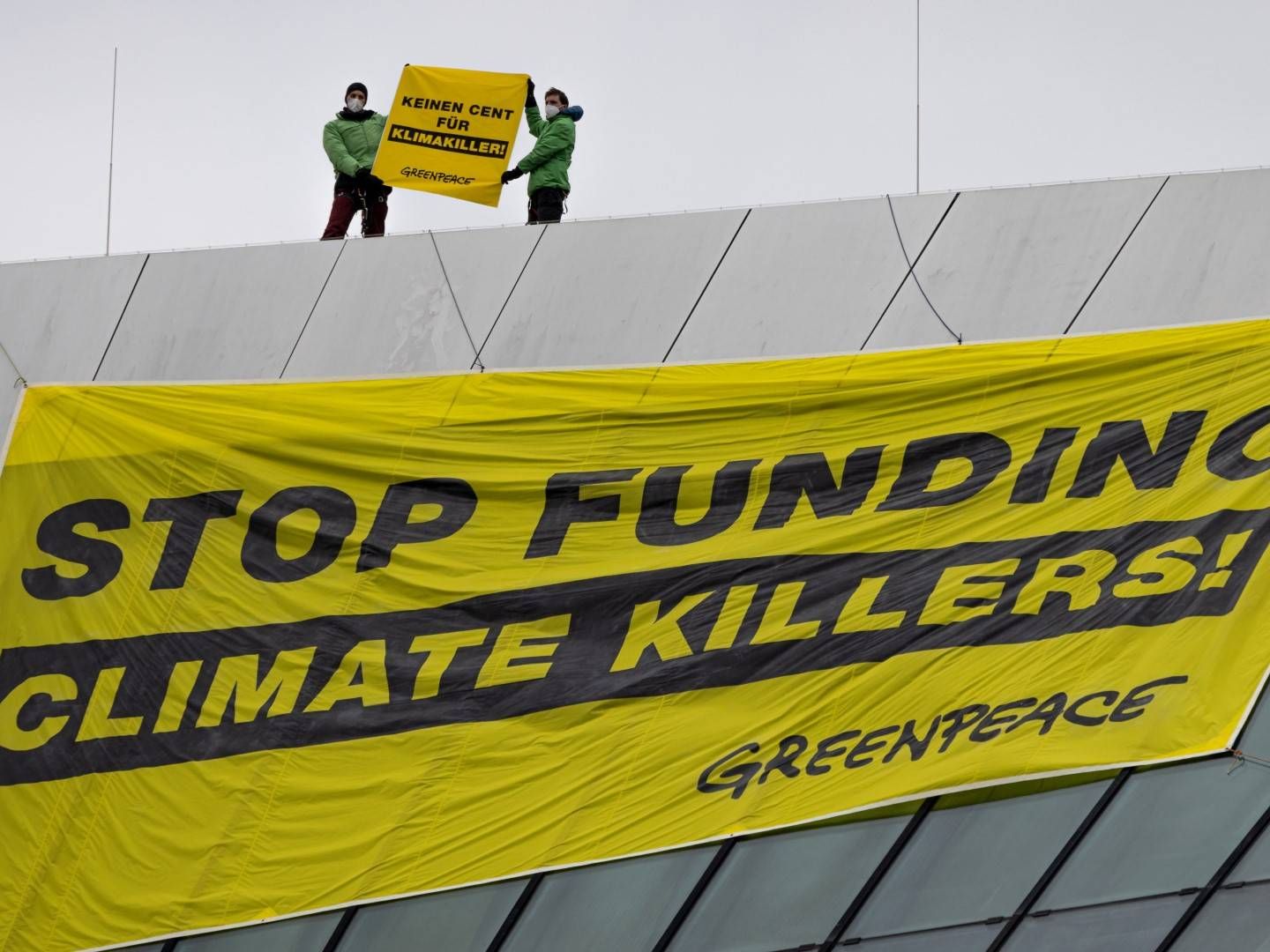 Greenpeace-Aktivisten mit einem Transparent am Gebäude der EZB. Das Bild stammt von März 2021. | Foto: picture alliance / greatif | Florian Gaul