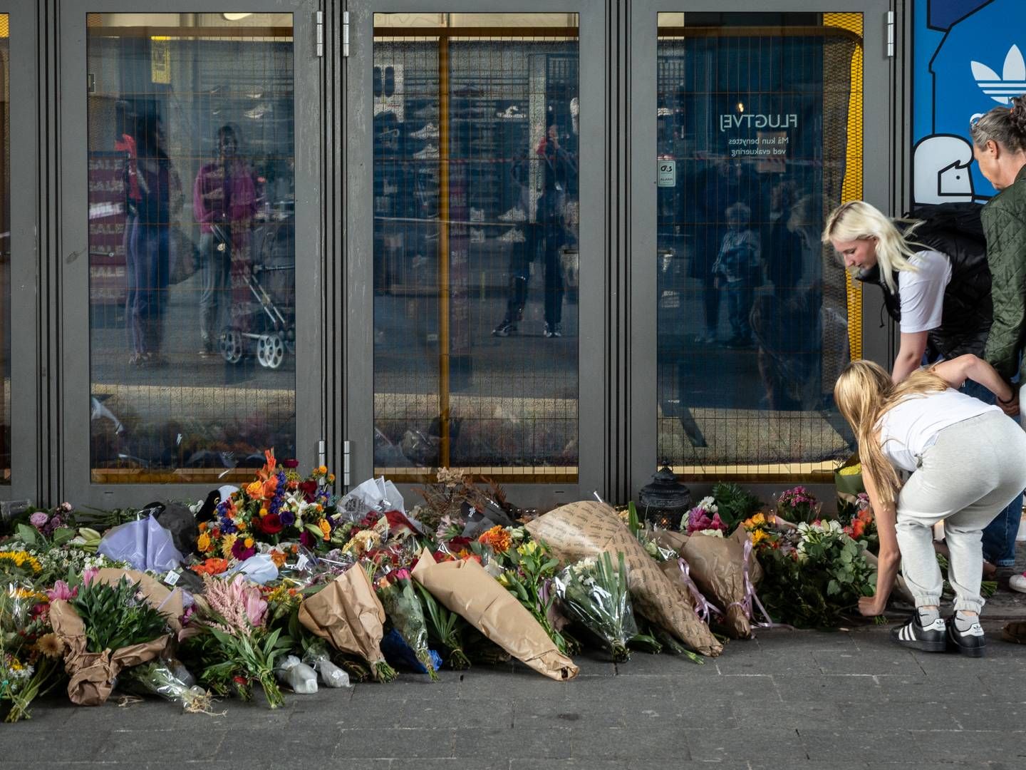 I forbindelse med genåbningen blev der holdt et minuts stilhed for ofrene, og der var samtidig mulighed for at lægge blomster i indgangen. | Foto: Emil Helms