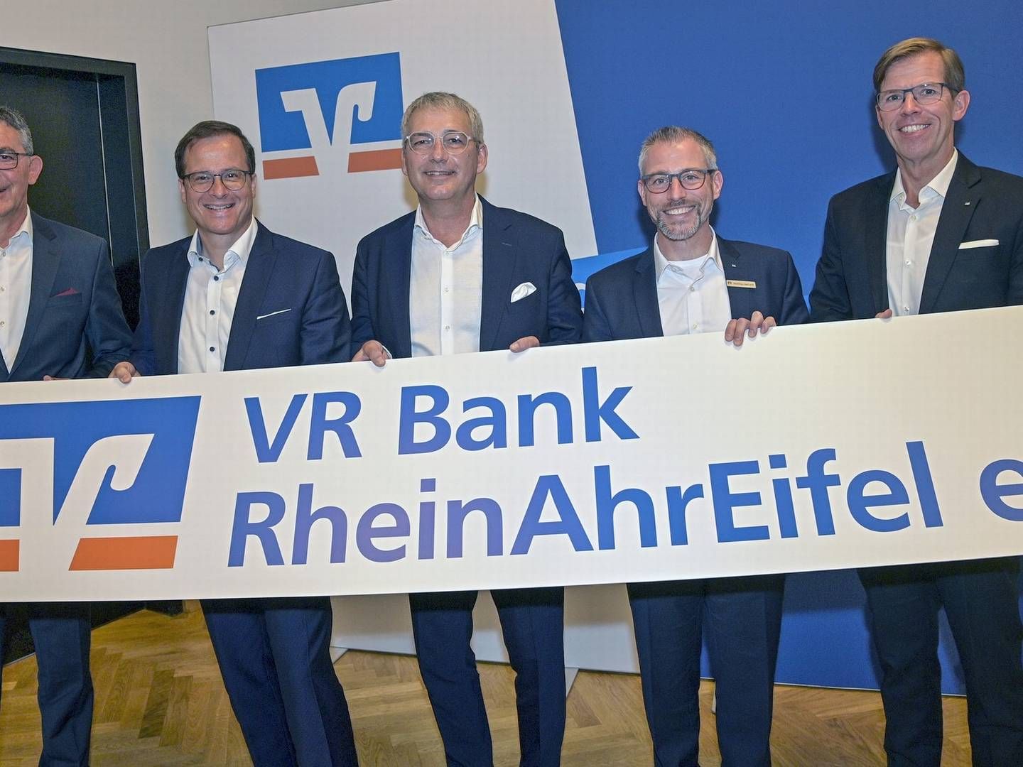 Die Vorstände der Volksbank RheinAhrEifel Walter Müller (l.), Markus Müller (2.v. l.), Vorstandsvorsitzender Sascha Monschauer (Mitte) mit ihren Kollegen der VR Bank Rhein-Mosel Vorstandssprecher Matthias Herfurth (2. v r.,) und Michael C. Kuch (r.). | Foto: Volksbank RheinAhrEifel