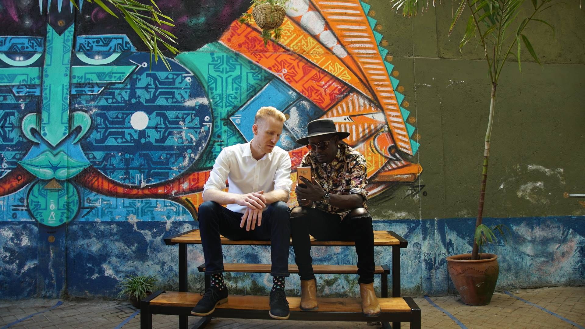 Mdundos stifter og administrerende direktør, Martin Møller Nielsen (tv) og medstifter, den afrikanske popmusiker, Frasha (th). | Foto: Mdundo / PR