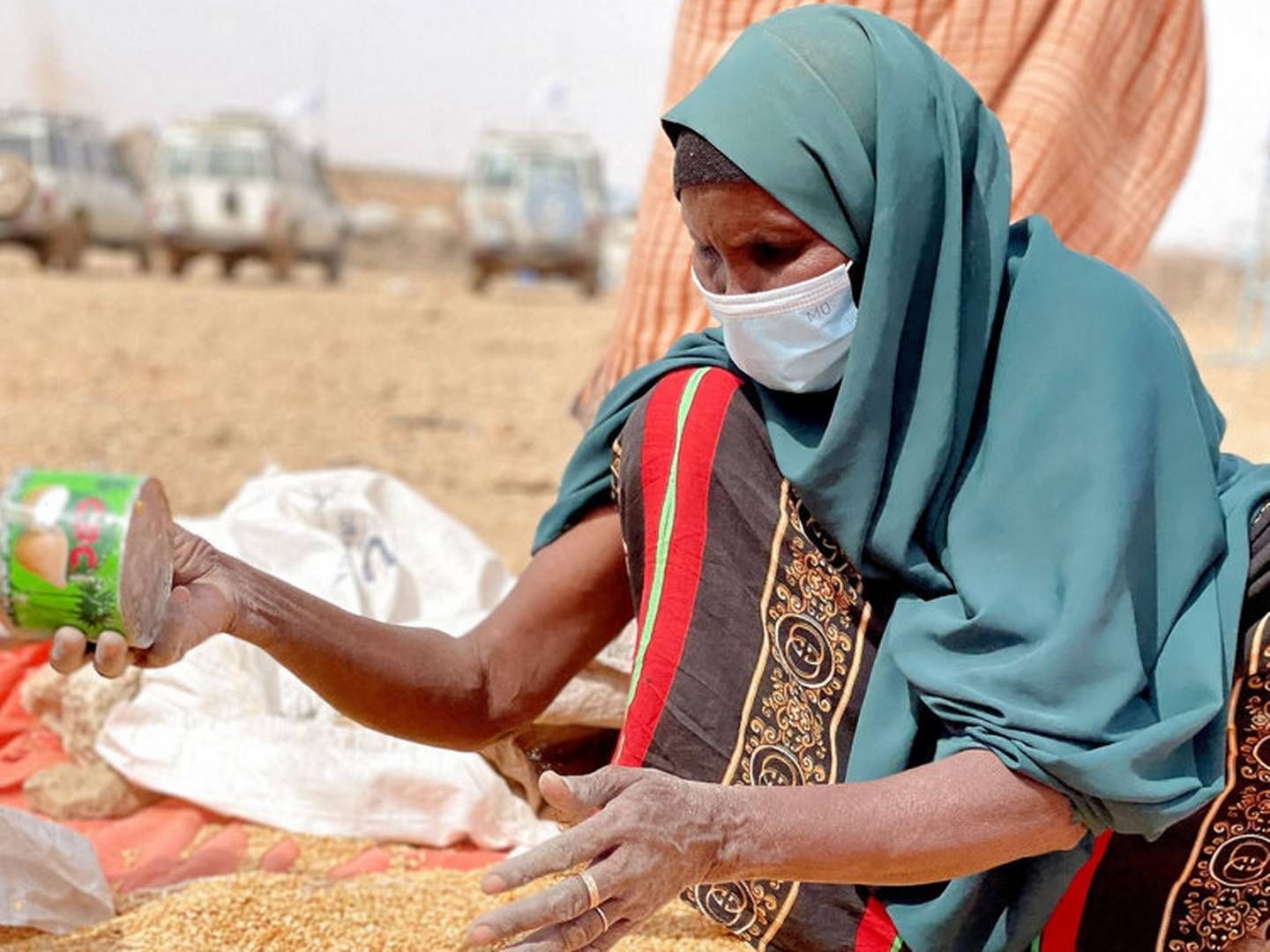 En kvinde sorterer korn i en flygtningelejr i Adadle-distriktet i Somali- regionen i Etiopien. 346 millioner mennesker i Afrika har ikke nok mad, siger Den Internationale Røde Kors Komité, ICRC, som har udsendt en advarsel om en truende global sultkrise. | Foto: World Food Programme/Reuters