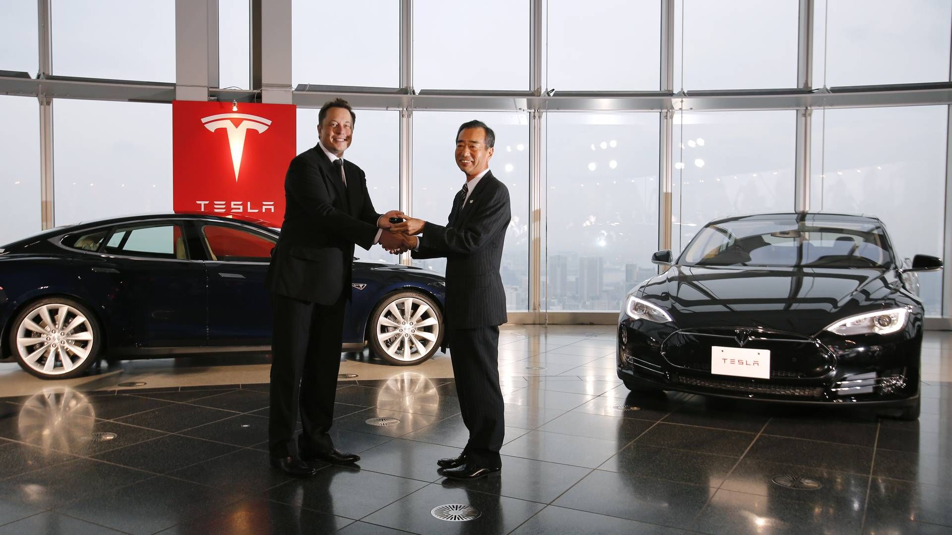 Tesla's CEO Elon Musk and Panasonic's EVP Yoshihiko Yamada pose after partnership agreement in 2014. | Photo: Toru Hanai/Reuters/Ritzau Scanpix/REUTERS / X90040