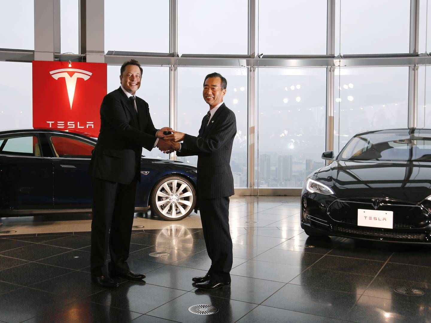 Teslas direktør Elon Musk og Panasonics vicepræsident Yoshihiko poserer efter samarbejdsaftale i 2014. | Foto: Toru Hanai/Reuters/Ritzau Scanpix/REUTERS / X90040