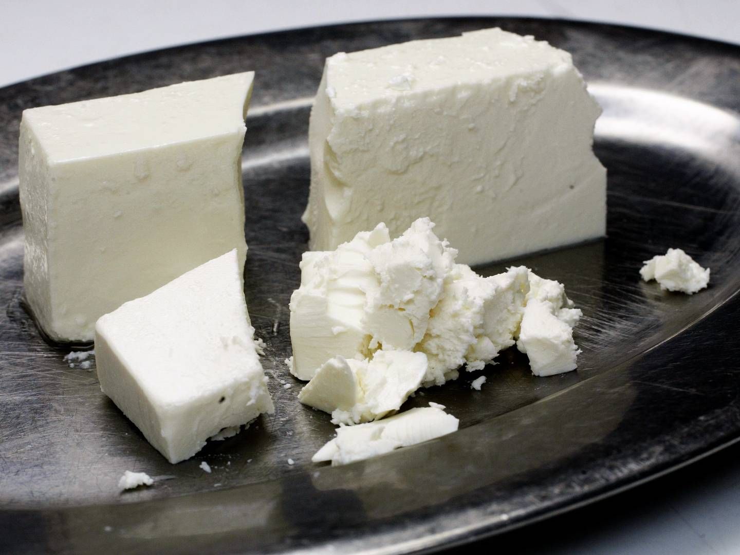 Grækenland og Cypern må kalde den hvide ost, der ofte bruges i salater, for feta. Det må danske mejerier, der producerer lignende ost ikke, selv om det eksporteres til tredjelande. | Foto: Miriam Dalsgaard