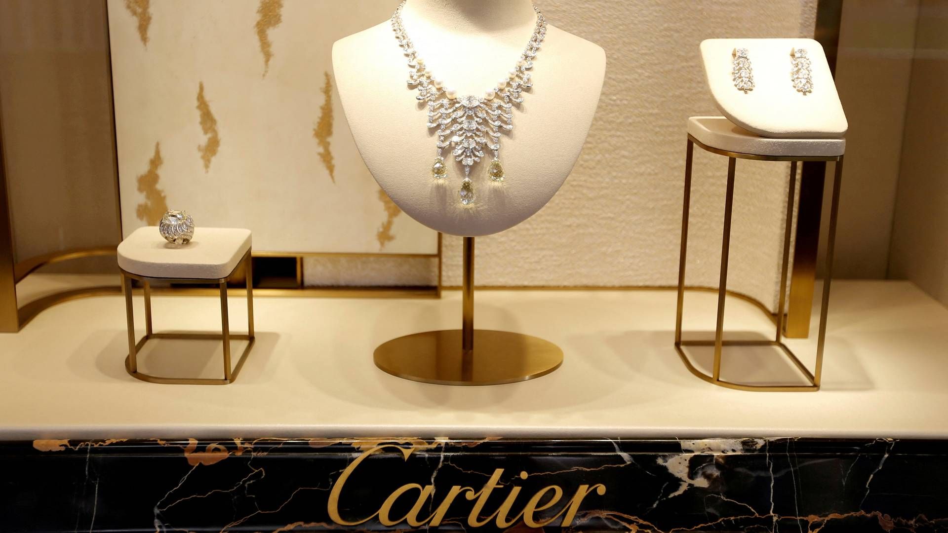 Smykker udstillet i butiksvindue i Paris fra Cartier - et af Richemonts mange luksusmærker. | Foto: Regis Duvignau/REUTERS / X00095