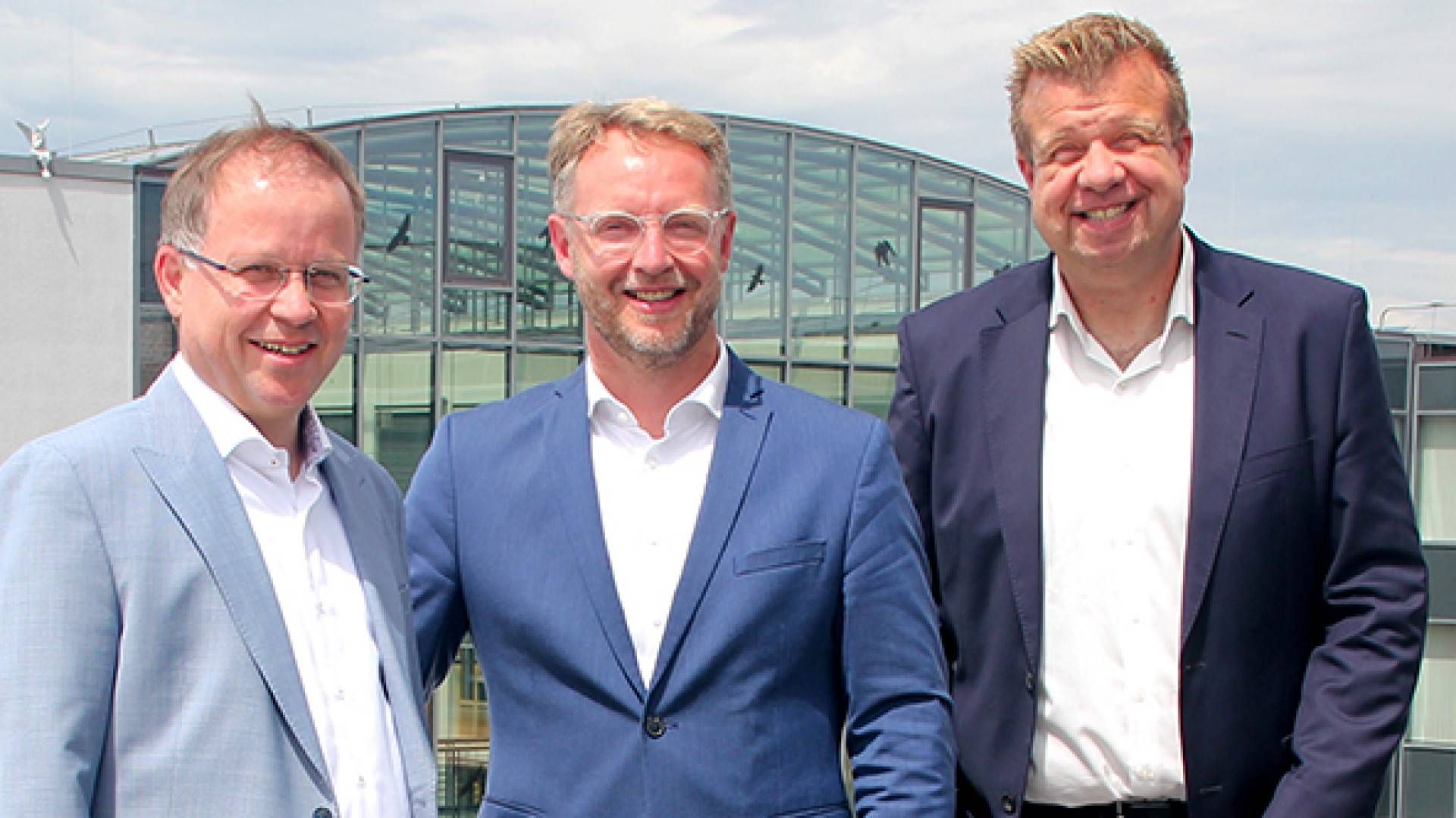 Vorstandssprecher Lars Witteck (r.) präsentiert die neuen Bankdirektoren, Martin Frettlöh (l.) und Michael Müller (m.) | Foto: Voba Mittelhessen