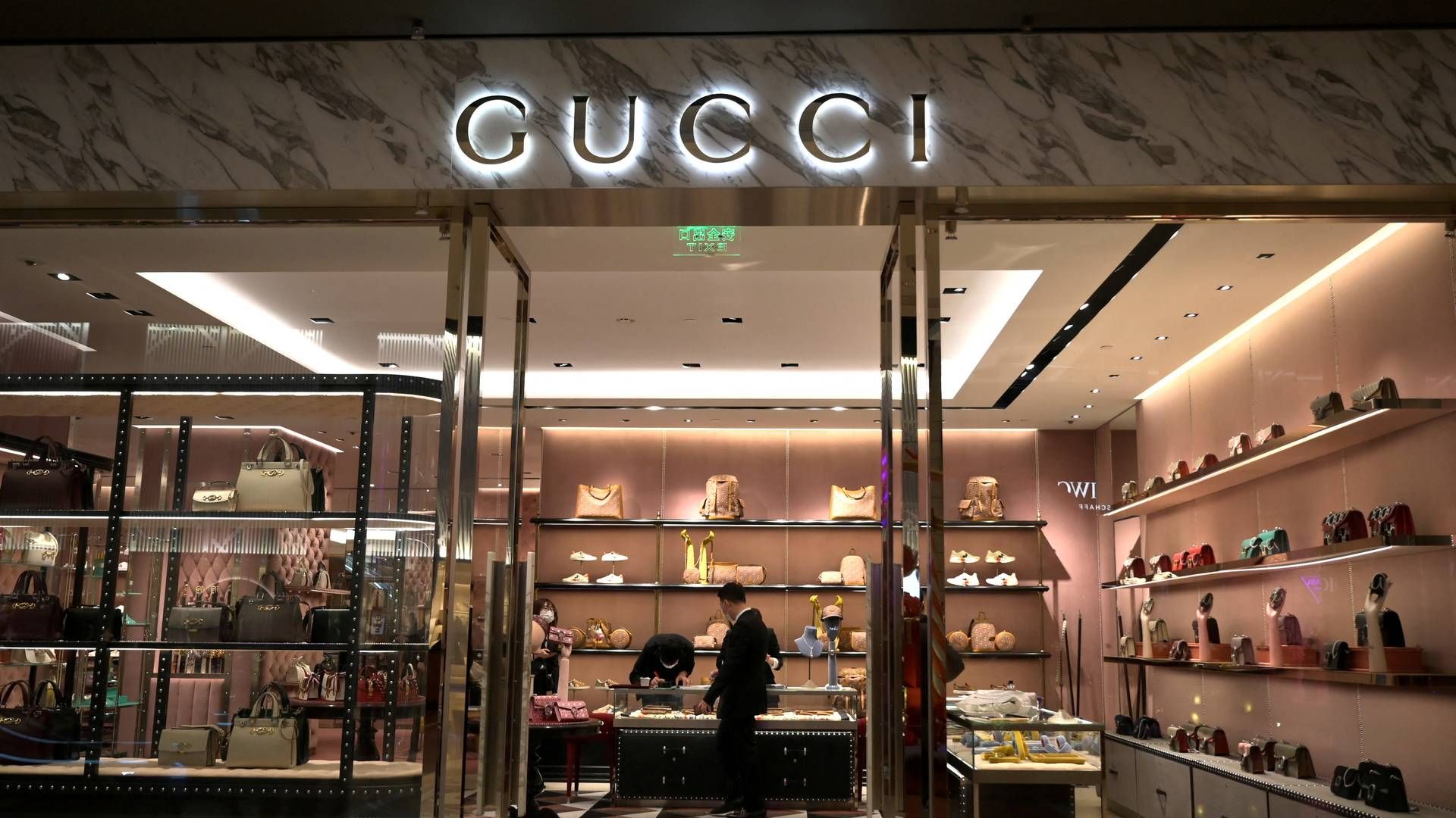 35-årig er anklaget for ti bedrageriforhold i forbindelse med køb af designervarer fra bl.a. Gucci