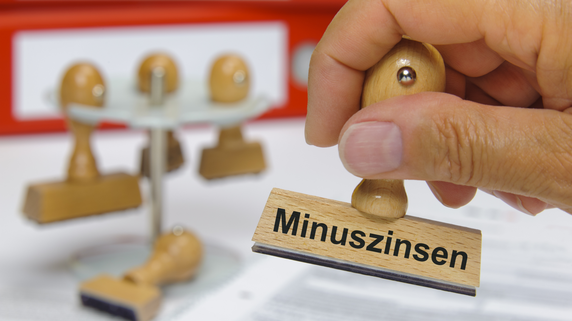 Stempel mit der Aufschrift "Minuszinsen" | Foto: Colourbox