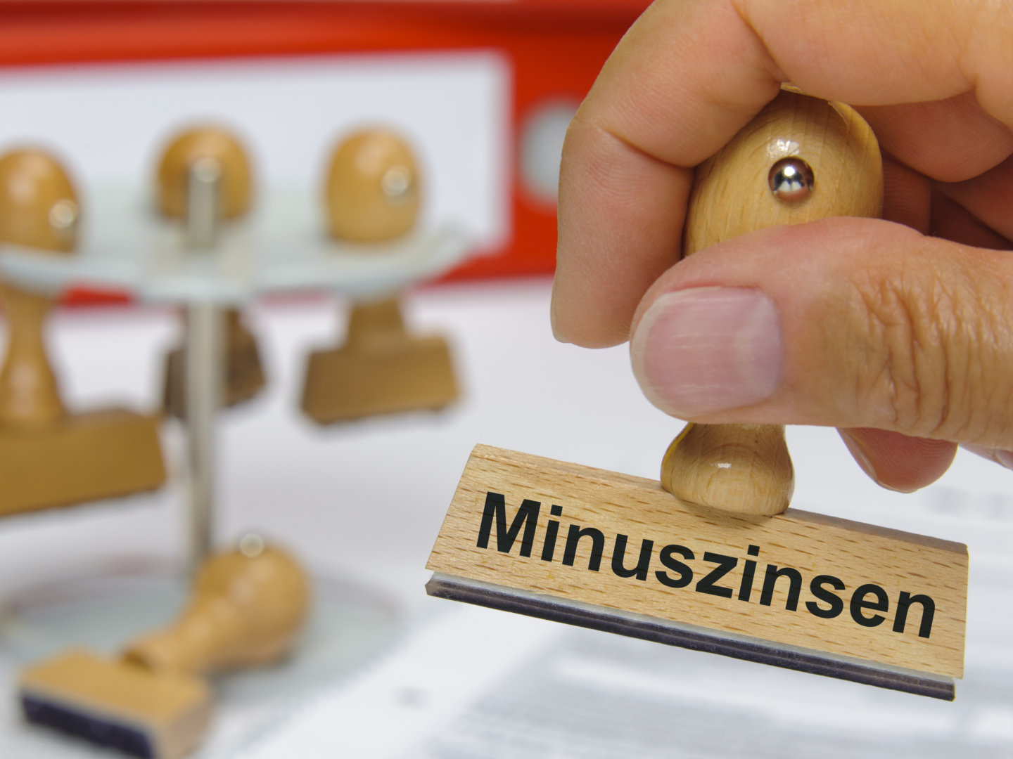 Stempel mit der Aufschrift "Minuszinsen" | Foto: Colourbox