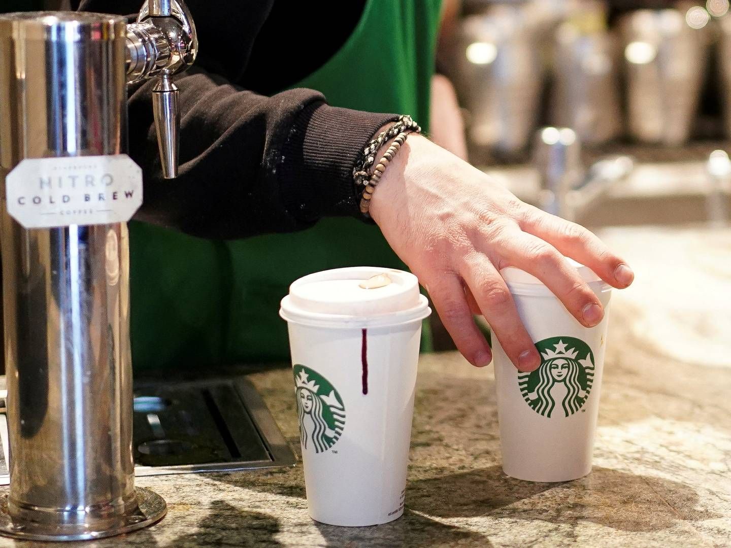 Andet kvartal var "udfordrende" for kaffekæden Starbucks, lyder det fra kædens økonomidirektør. | Foto: Henry Nicholls/Ritzau Scanpix.