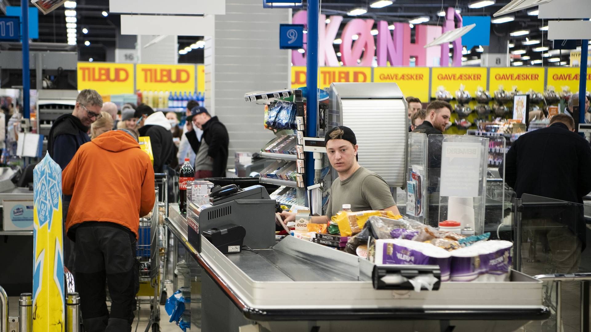Der er flere tilbudskilte i vente på nonfood varer, der lige nu giver stopfulde lagre hos Coop og Salling Group. Det kan give deflation på nonfood, mener sidstnævnte. | Foto: Anthon Unger