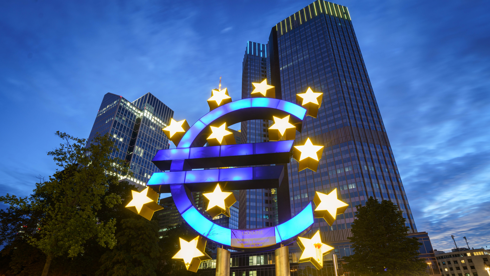 Das Euro-Symbol vor dem ehemaligen Sitz der EZB in Frankfurt | Foto: picture alliance/dpa | Frank Rumpenhorst