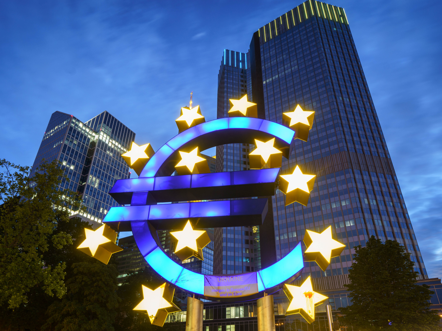 Das Euro-Symbol vor dem ehemaligen Sitz der EZB in Frankfurt | Foto: picture alliance/dpa | Frank Rumpenhorst