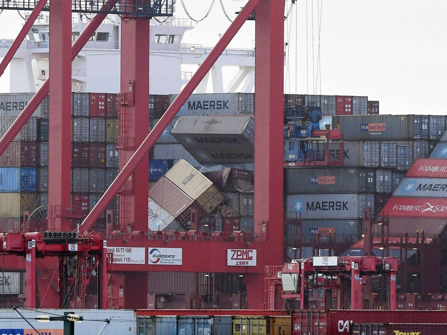 Et CMA CGM-operet skib har tabt 55 containere. Billedet viser et skib i Bremerhaven med væltede containere, der på sin rute havde tabt 270 containere i stormvejr. | Foto: Carmen Jaspersen/AP/Ritzau Scanpix