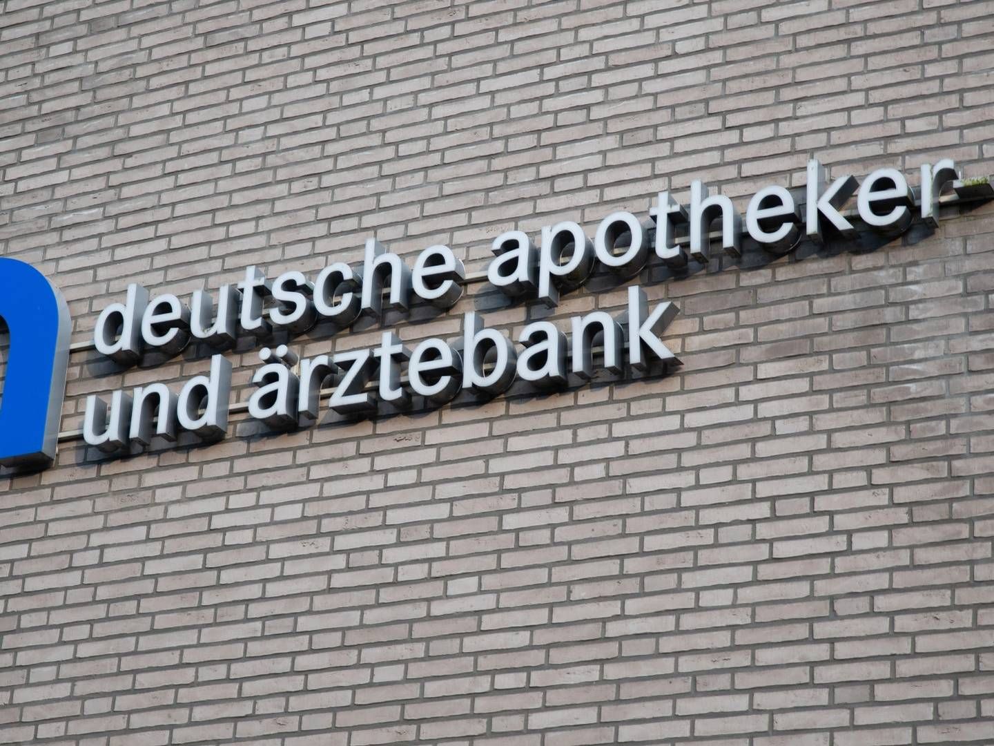 Das Logo der Apobank | Foto: picture alliance / CHROMORANGE | Fabian Steffens