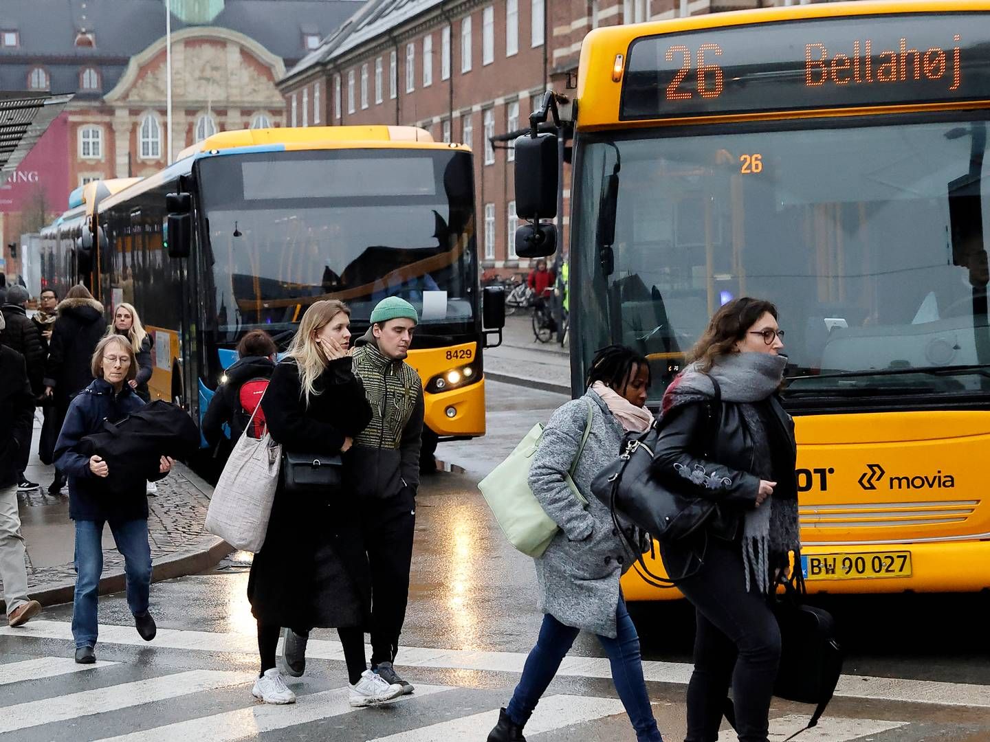 Buspassagerer på vej ind på Københavns Hovedbanegård – et af landets absolutte knudepunkter for den kollektive trafik. | Foto: Jens Dresling/Ritzau Scanpix