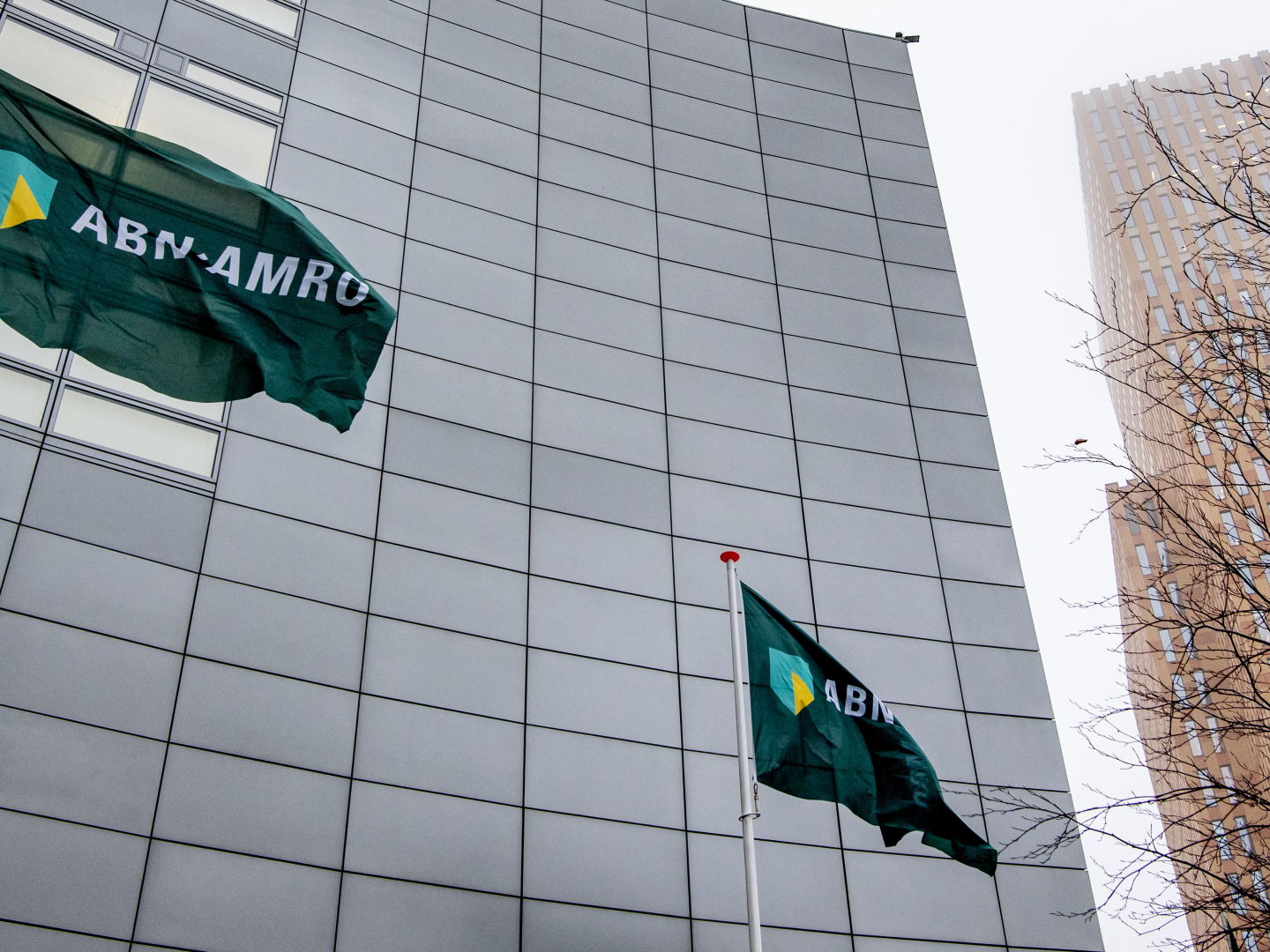 Fahnen mit dem Schriftzug der ABN Amro | Foto: picture alliance / ROBIN UTRECHT