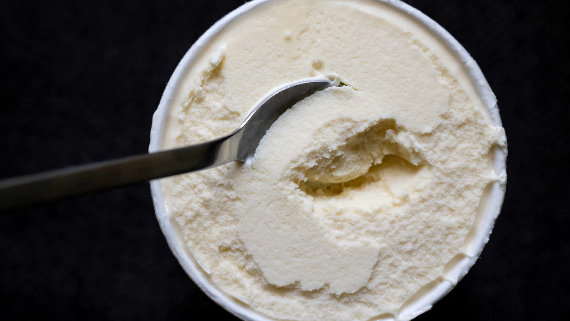 Abkühlung an den heißen Tagen: ein Eisbecher (Symbolbild) | Foto: picture alliance/dpa | Sven Hoppe