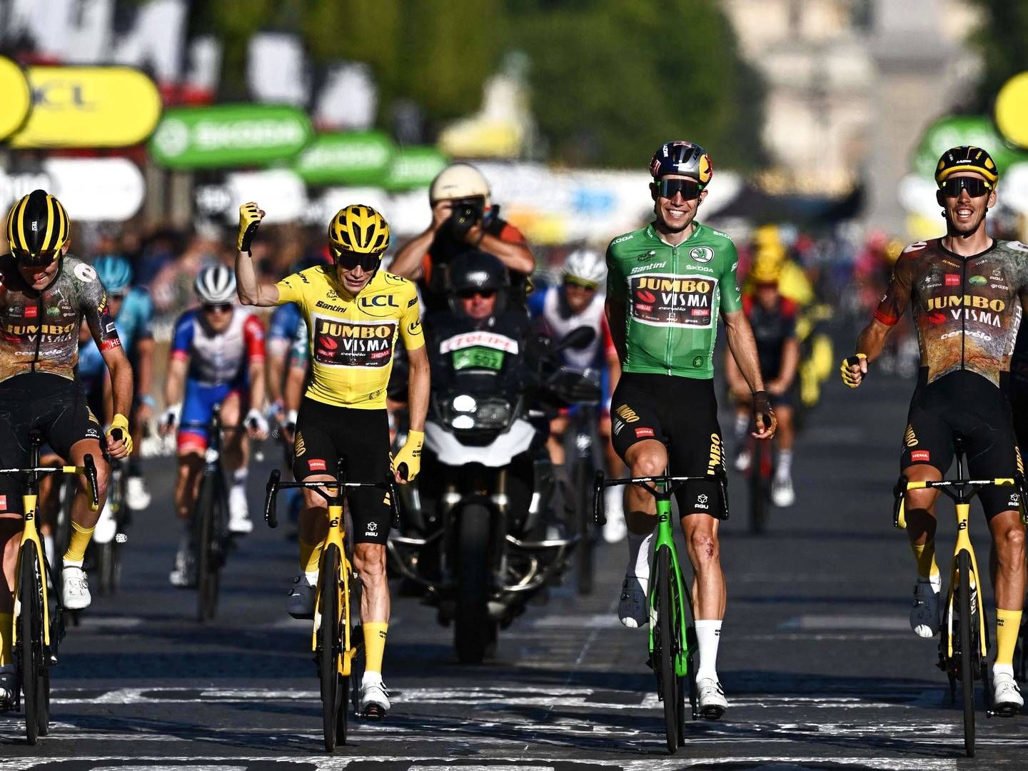 Jonas Vingegaard, der her ses i den gule førertrøje, kørte søndag over målstregen på Champs-Élysées i Paris som vinder af Tour de France. | Foto: Anne-Christine Poujoulat/AFP/Ritzau Scanpix