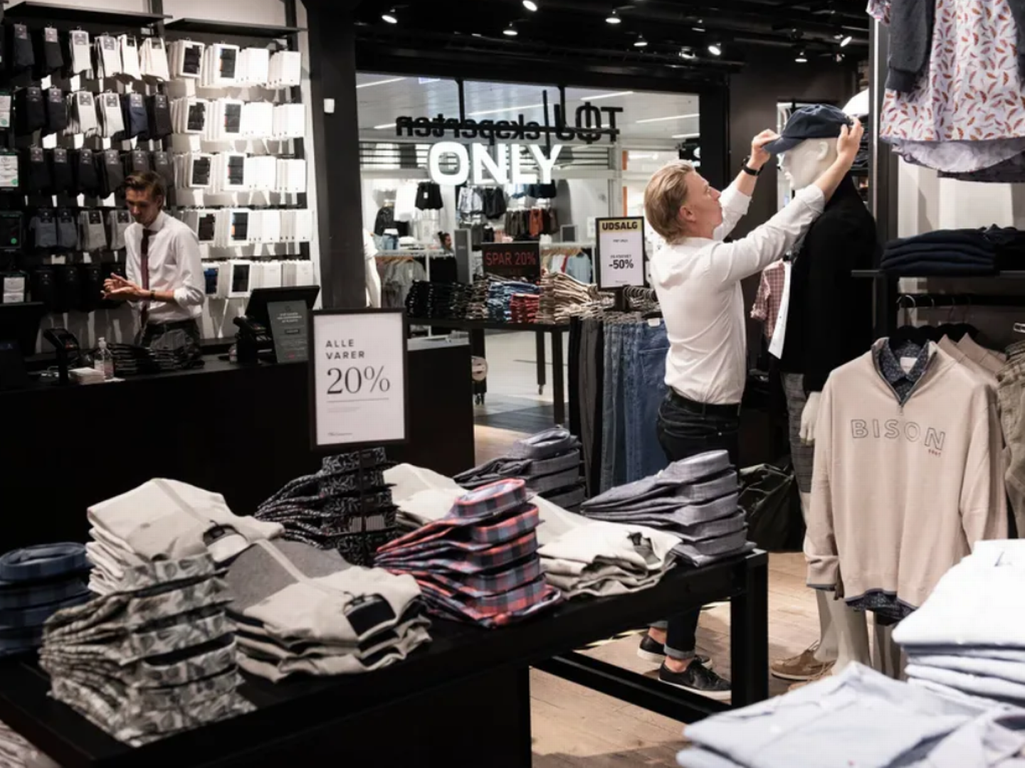Flere tøjbutikker melder om pæne kundetal trods den høje inflation og global usikkerhed. Arkivfoto: Mads Frost.