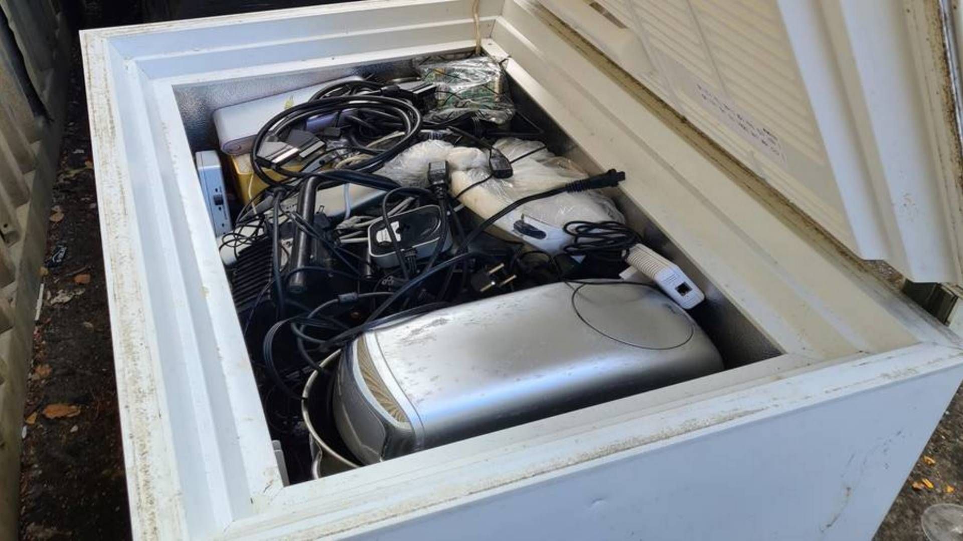 Miljødirektoratet fandt blandt andet kummefrysere fyldt med småt elektronik. | Foto: Miljødirektoratet / PR