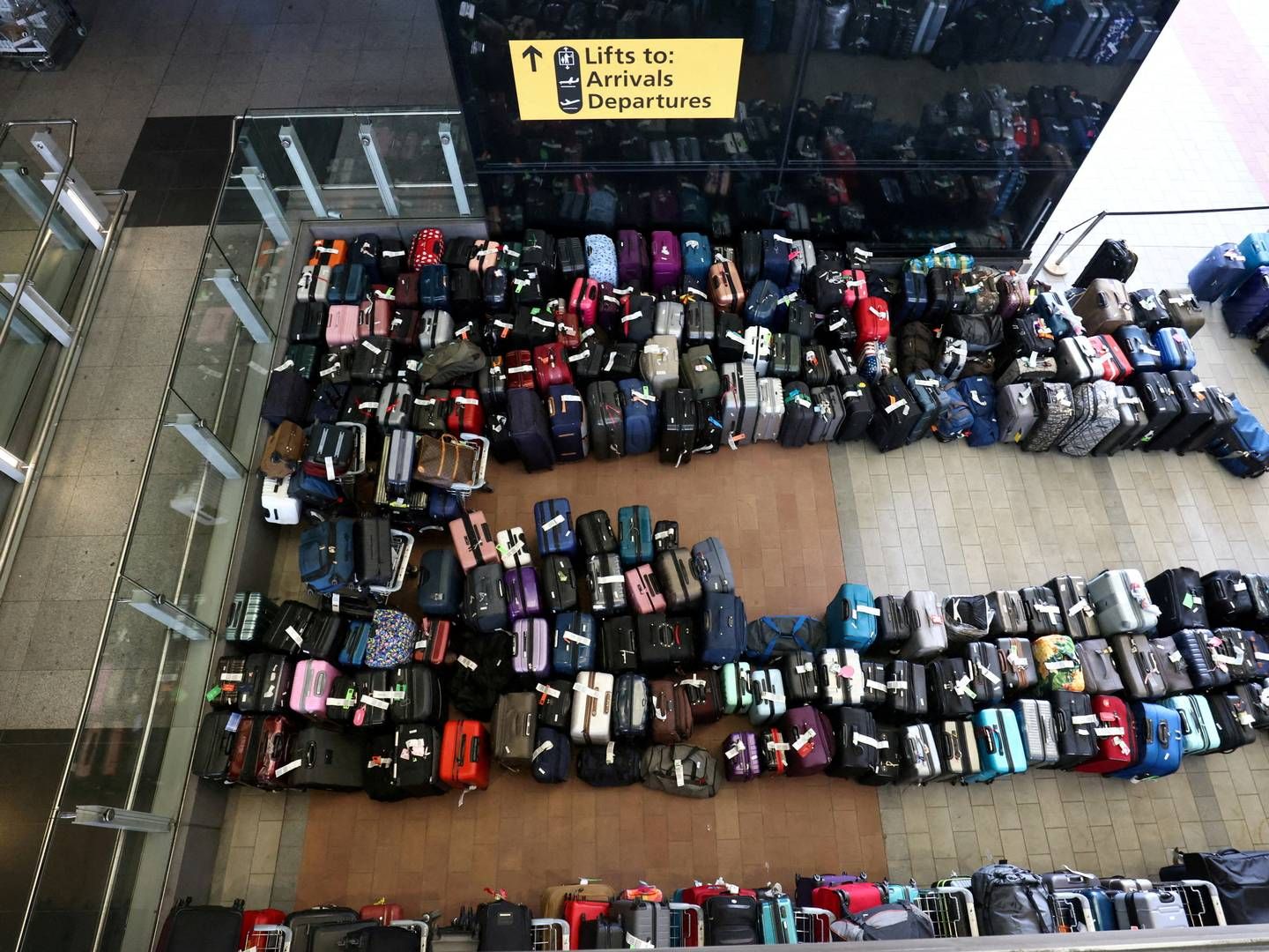 Bagage linet op ved terminal 2 i Heathrow lufthavn, hvor der har været massive problemer bl.a. som følge af personalemangel. | Foto: Henry Nicholls/Reuters/Ritzau Scanpix